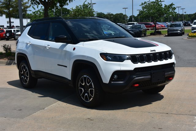 Used 2025 Jeep Compass Trailhawk AWD/4WD image 3
