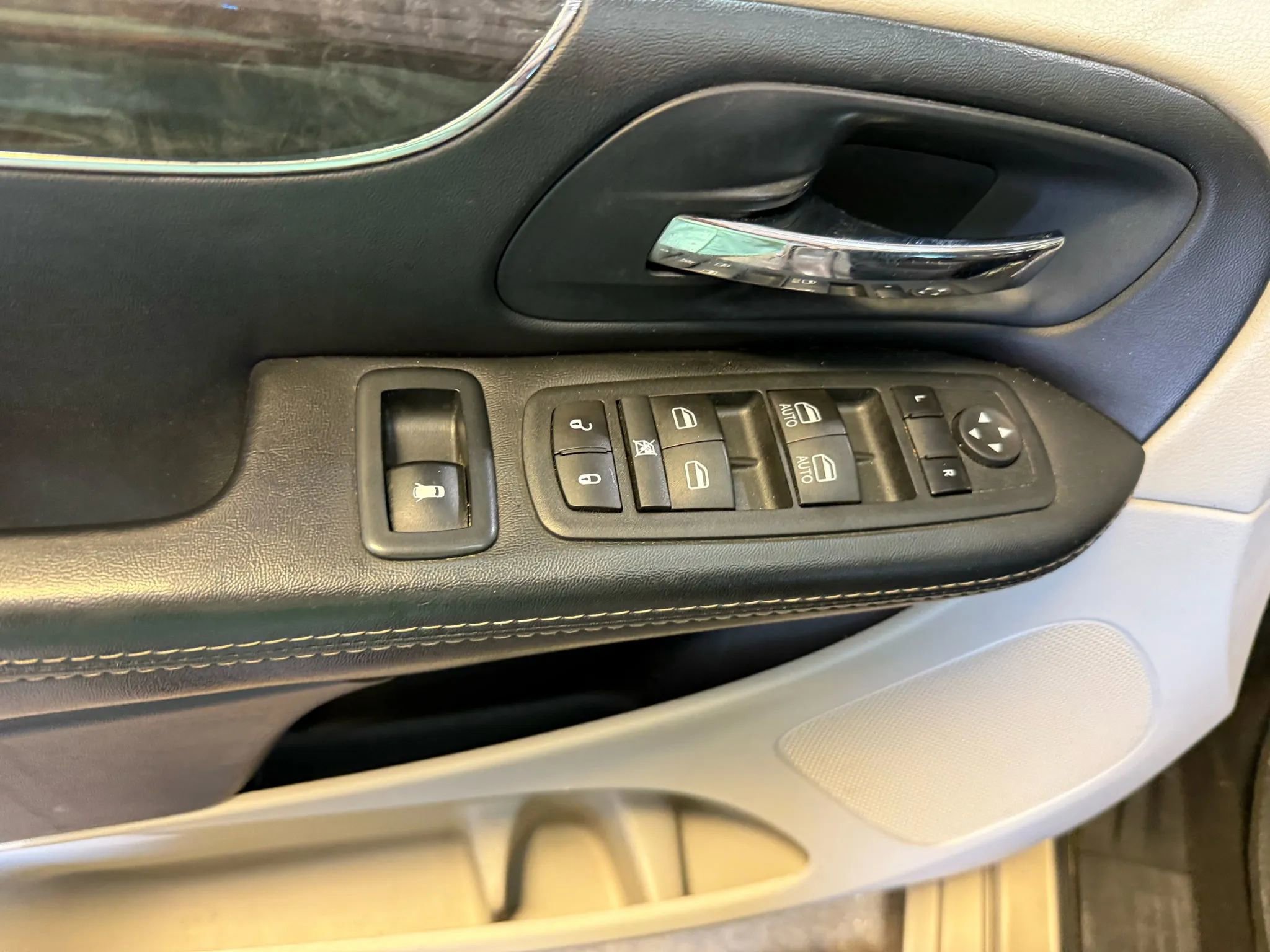 Used 2014 Chrysler Town & Country Touring-L w/ Driver Convenience Group image 9