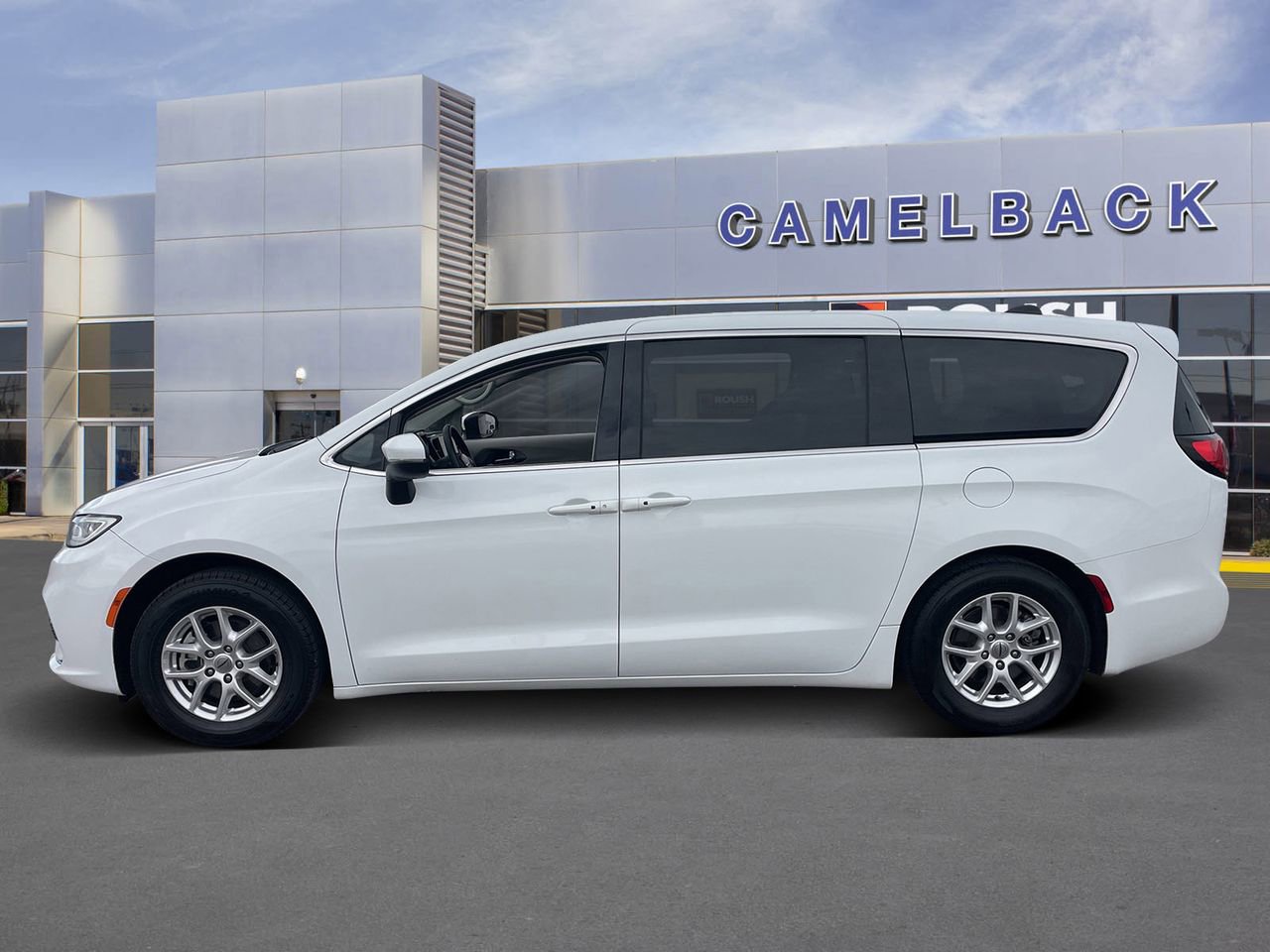 Used 2023 Chrysler Pacifica Touring-L image 3