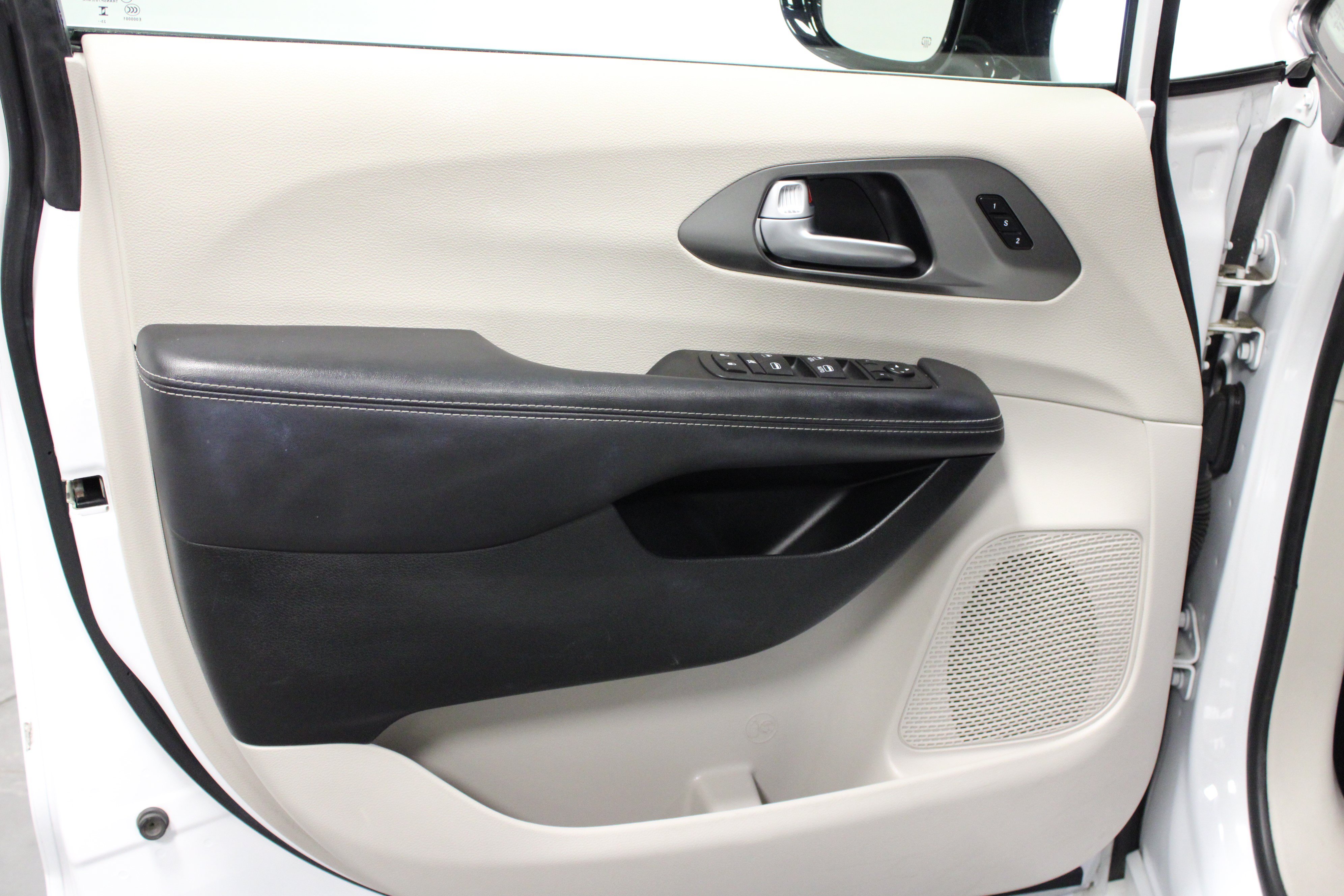 Used 2024 Chrysler Pacifica Touring-L FWD image 11