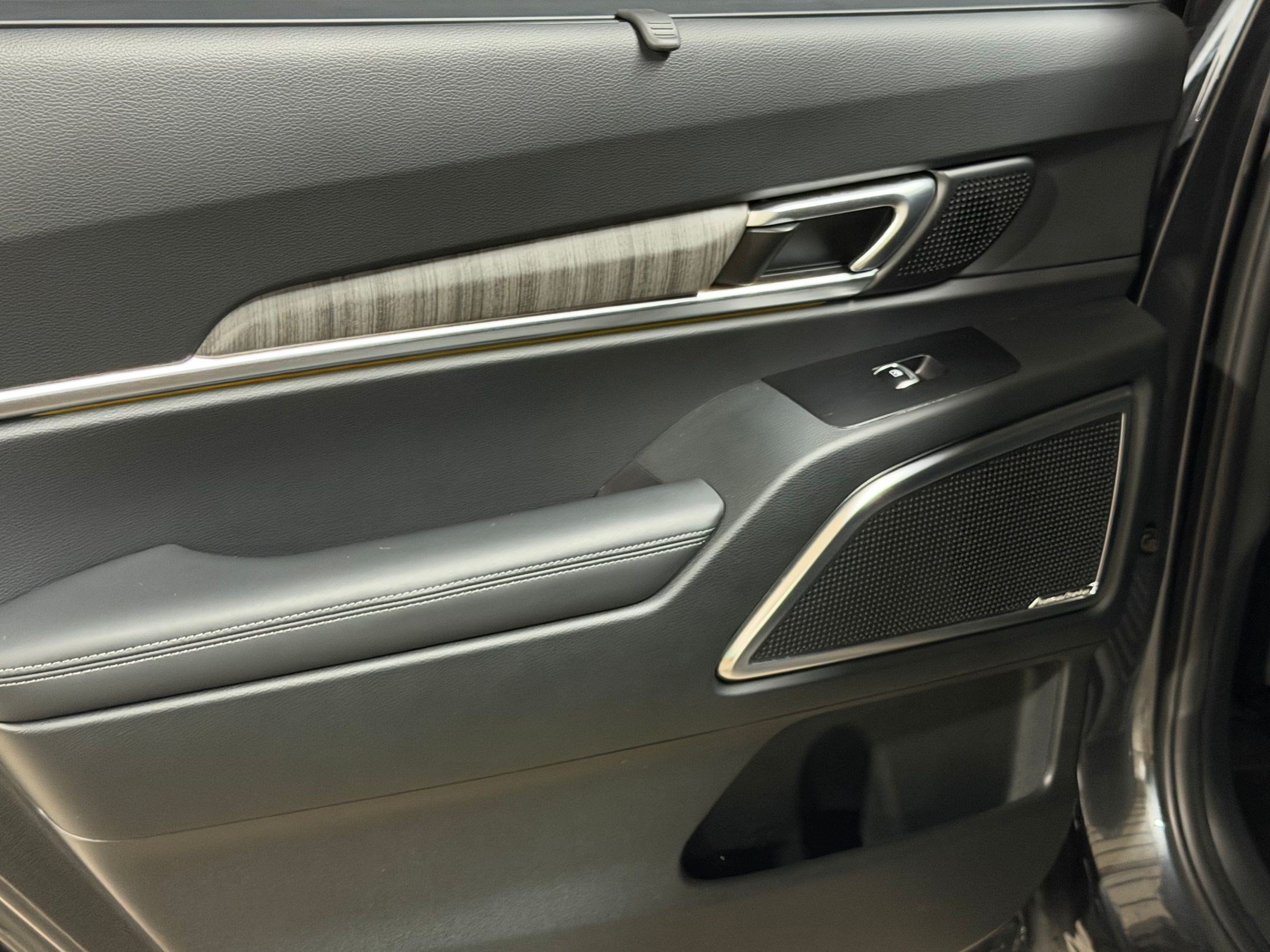 Used 2024 Kia Telluride SX w/ Towing Package FWD image 42