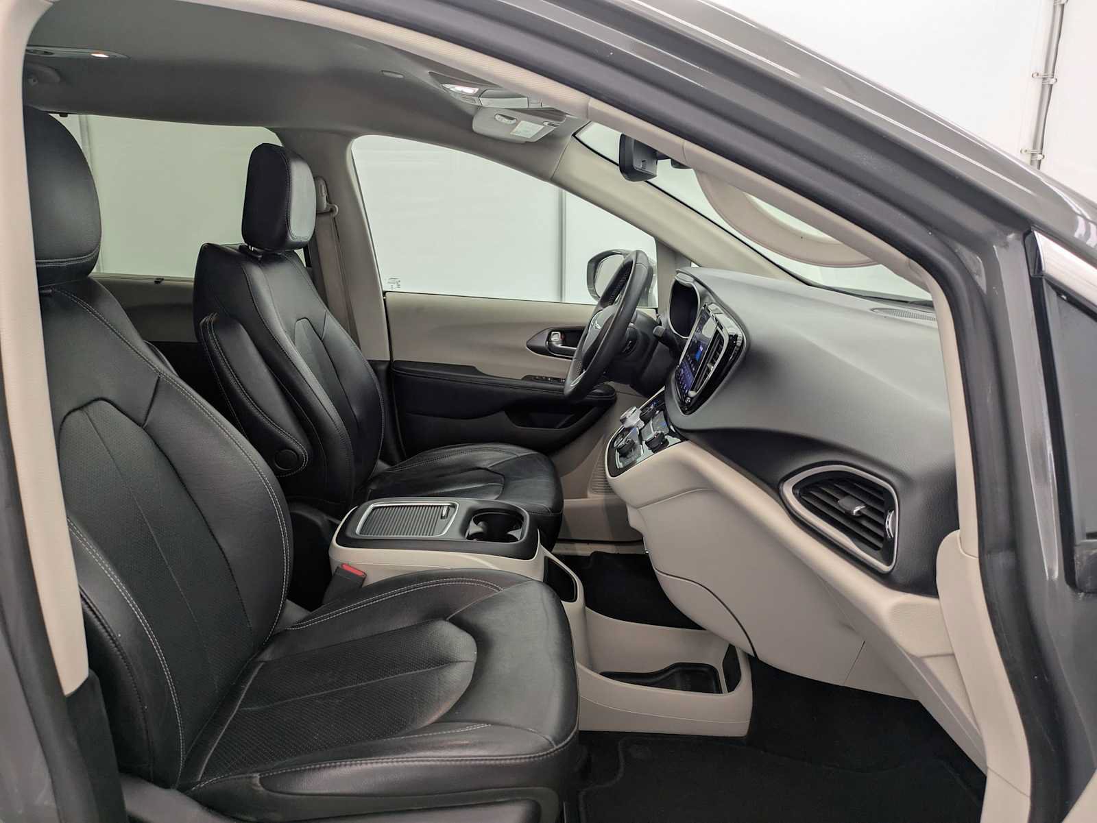 Used 2022 Chrysler Pacifica Touring-L FWD image 21