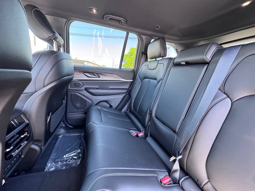 New 2026 Jeep Grand Cherokee Limited AWD/4WD image 16