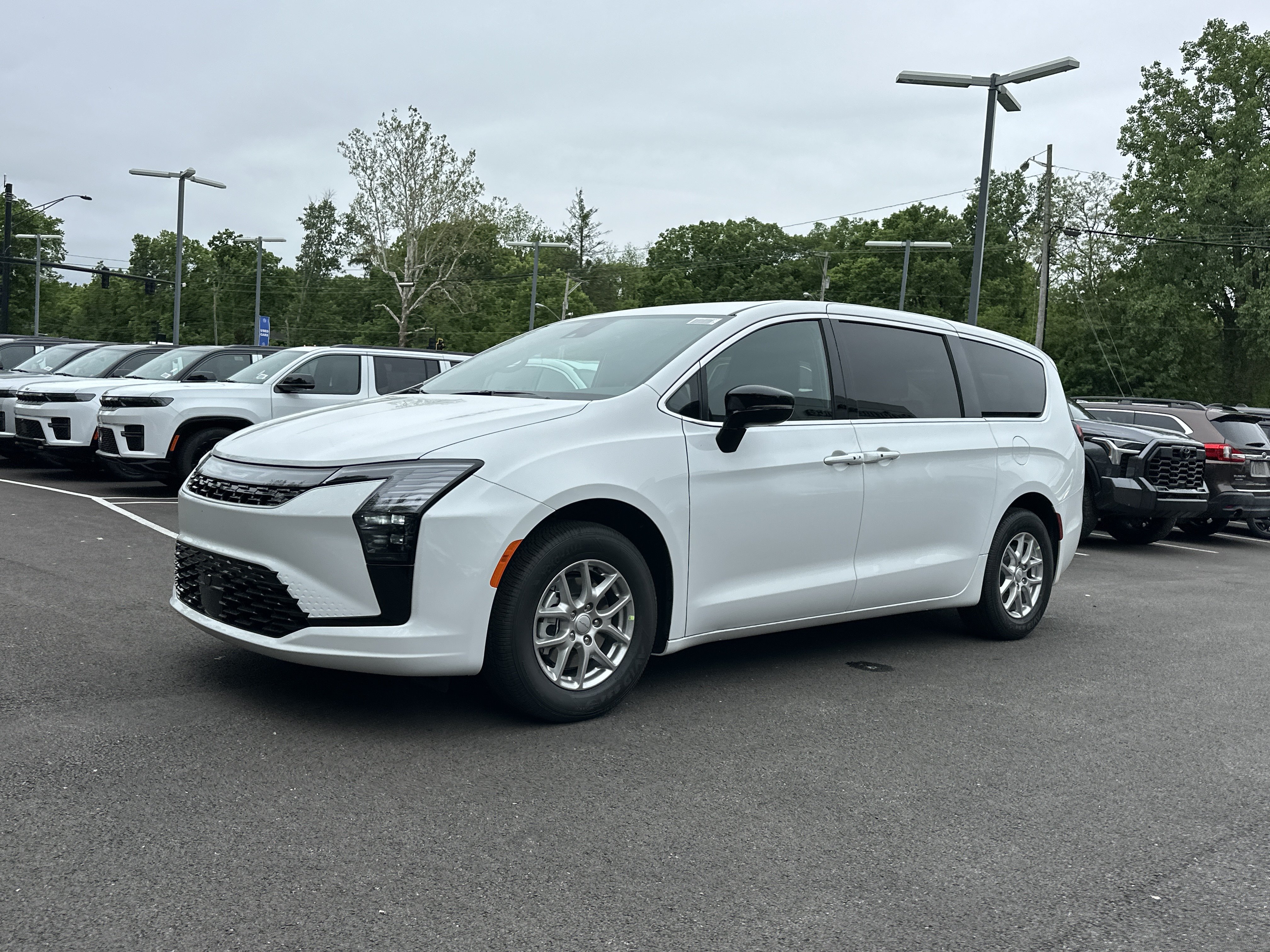 New 2027 Chrysler Pacifica Select FWD image 20