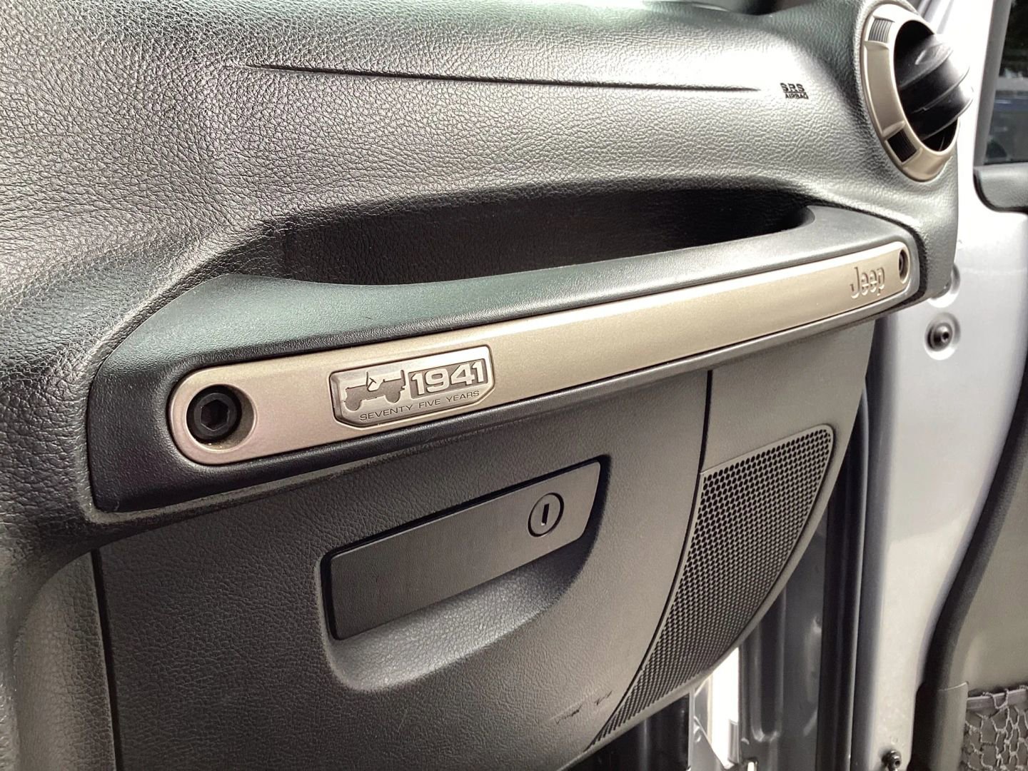 Used 2016 Jeep Wrangler Unlimited Sahara image 28