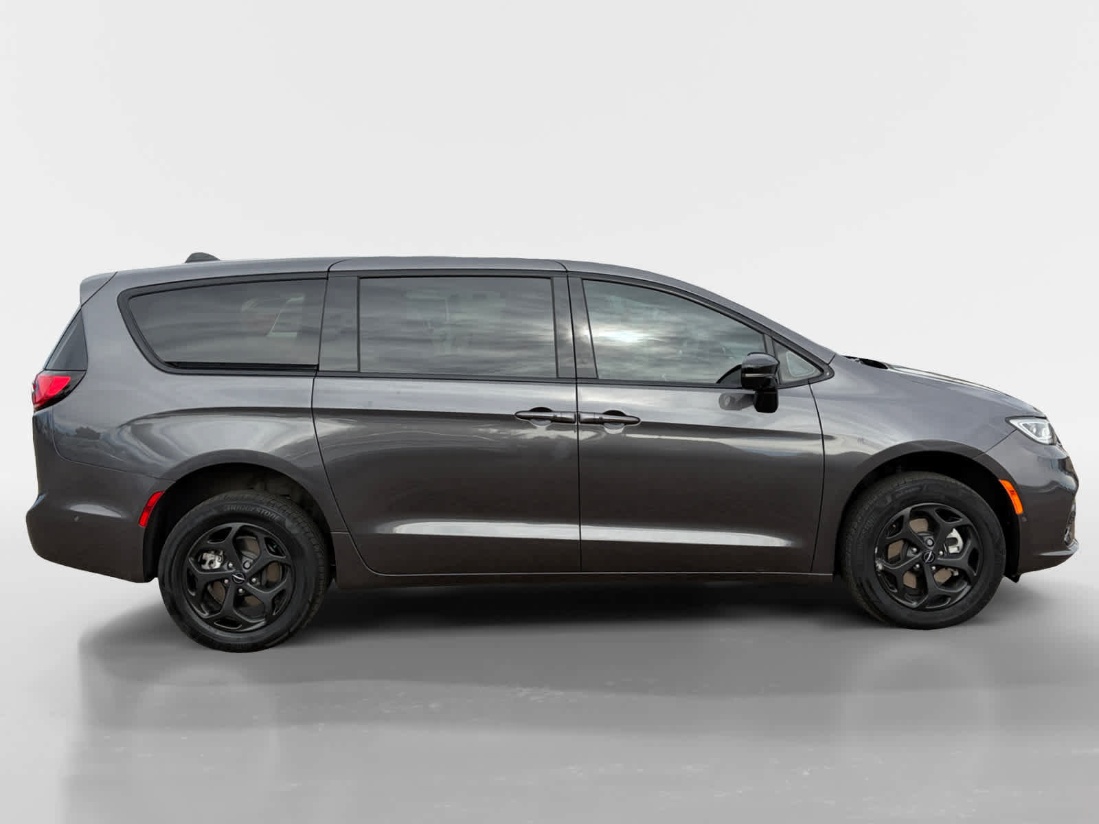 Used 2023 Chrysler Pacifica Limited w/ Uconnect Theater Family Group FWD image 11