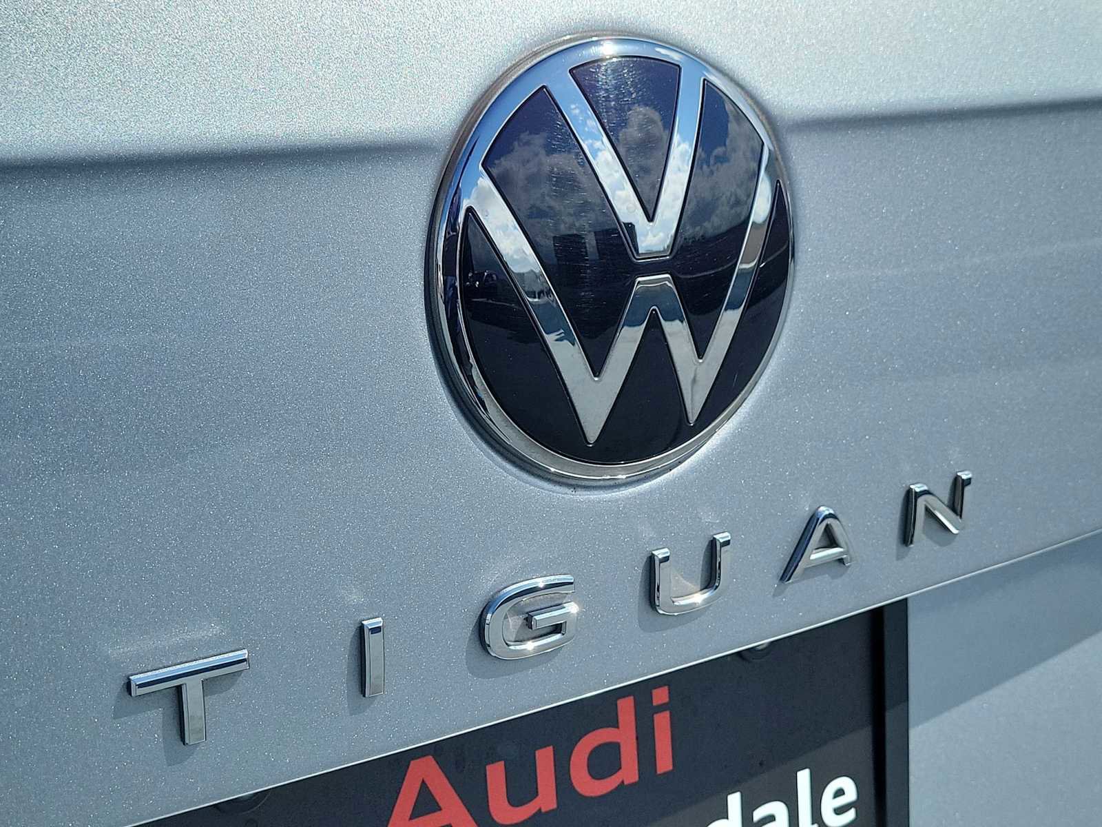 Used 2023 Volkswagen Tiguan SE R-Line FWD image 10