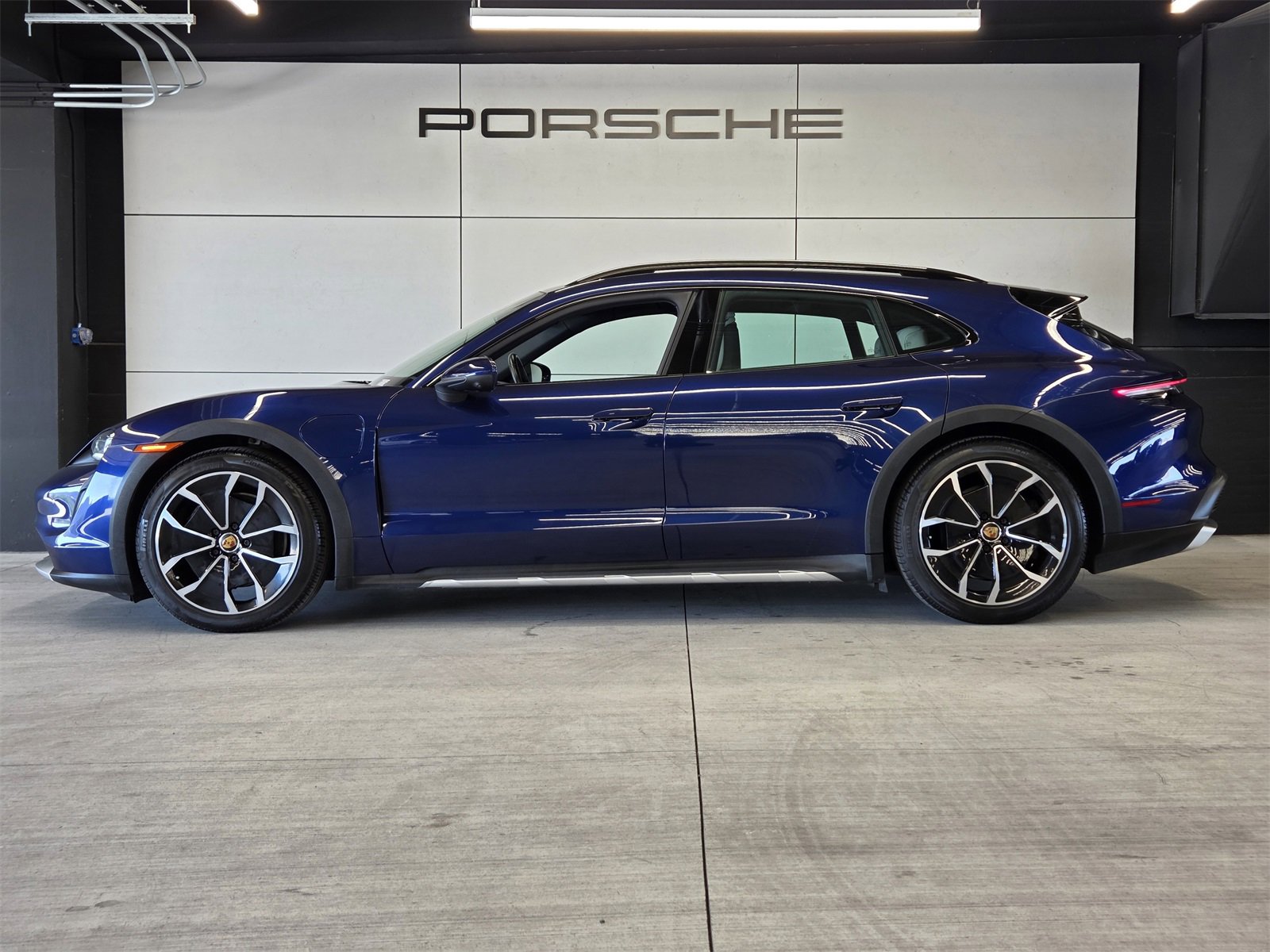 Used 2022 Porsche Taycan 4 Cross Turismo image 2