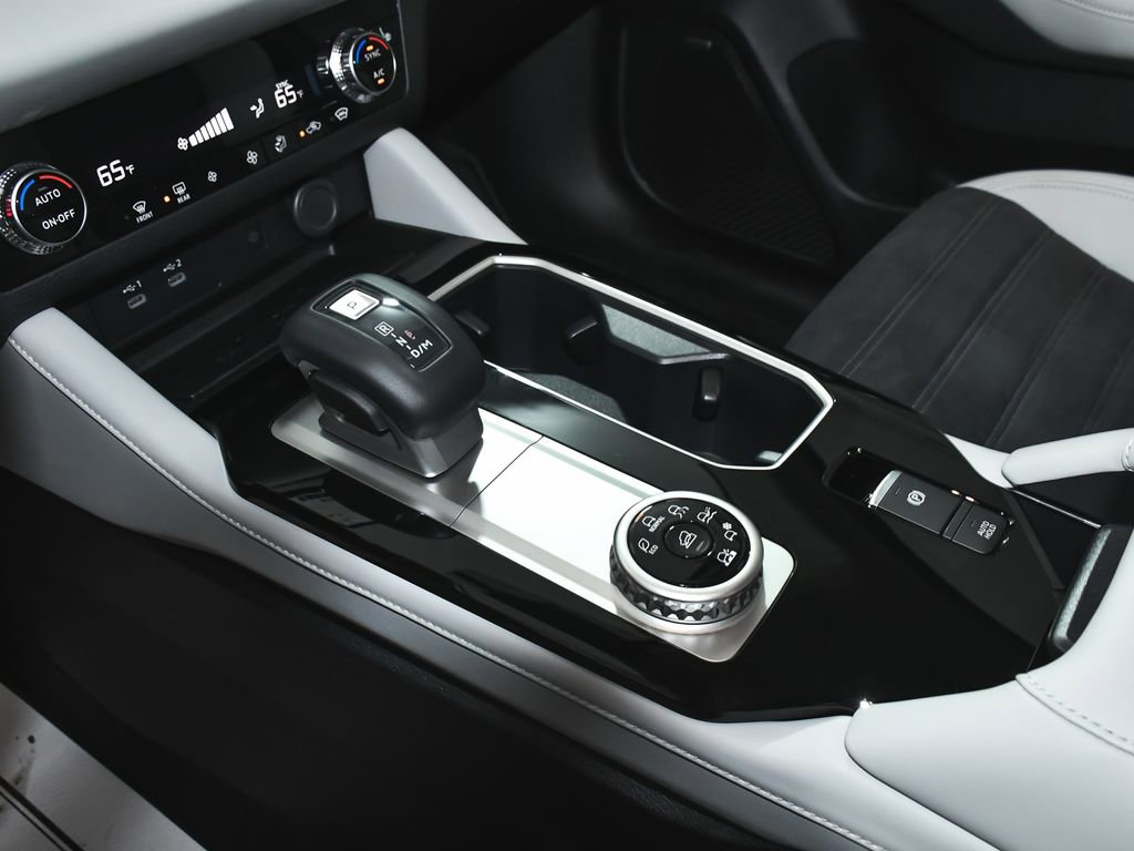 Used 2025 Mitsubishi Outlander SE image 37