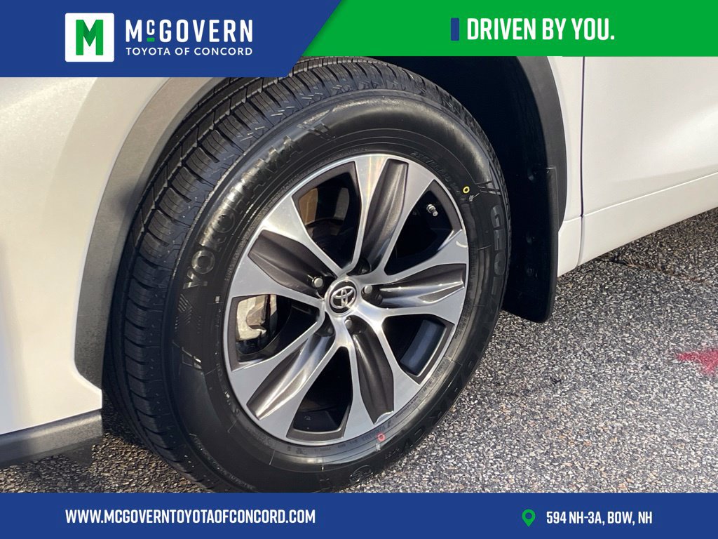 Used 2021 Toyota Highlander XLE AWD/4WD image 9