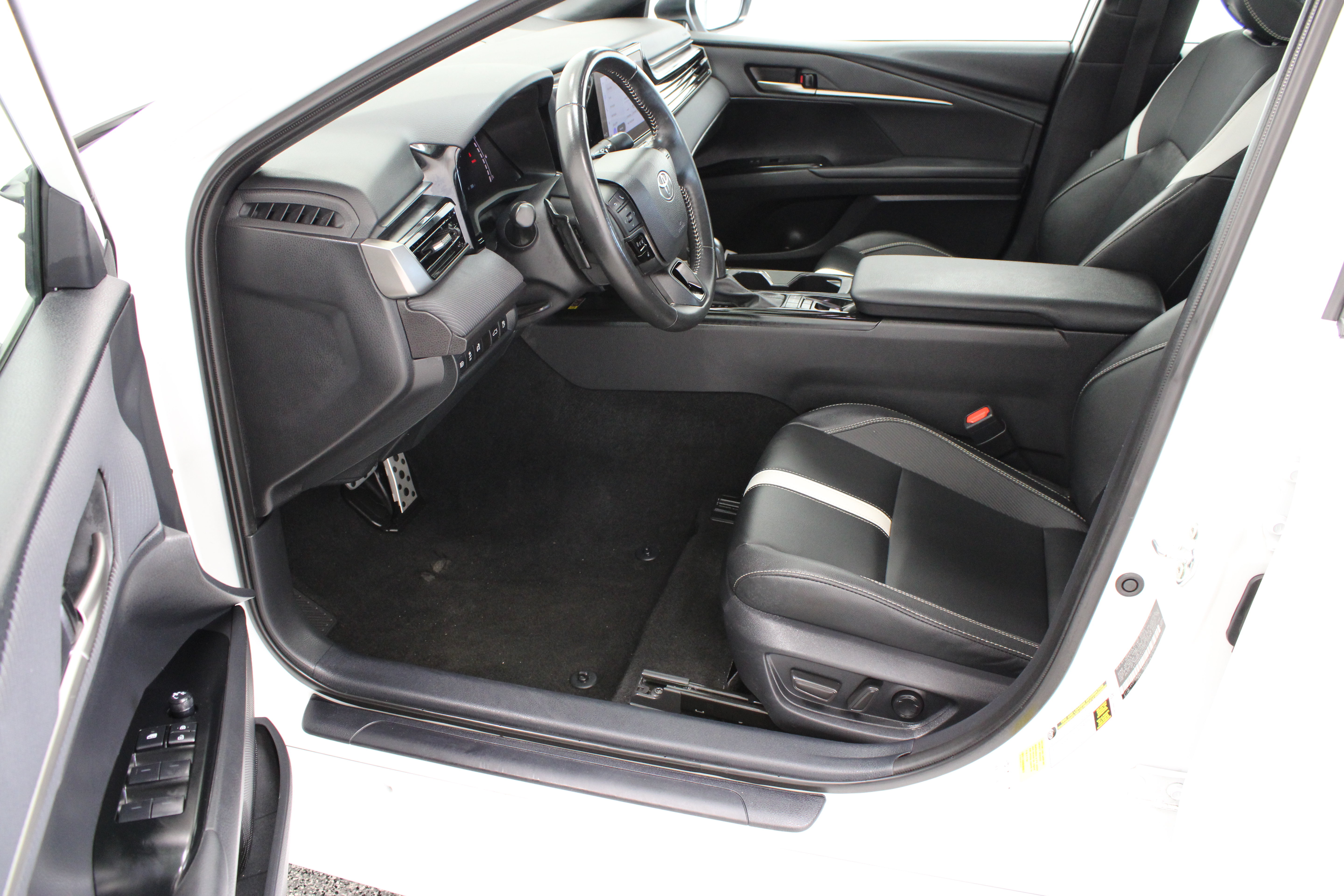 Used 2025 Toyota Camry SE FWD image 14