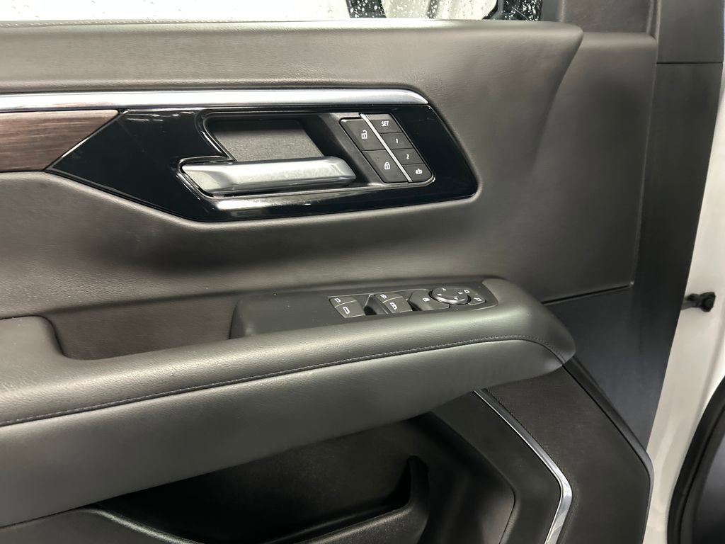 Used 2025 Chevrolet Tahoe LT AWD/4WD image 14