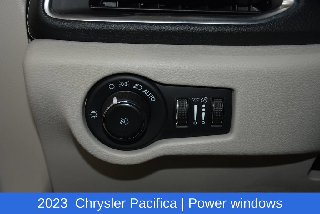 Used 2023 Chrysler Pacifica Limited FWD image 9