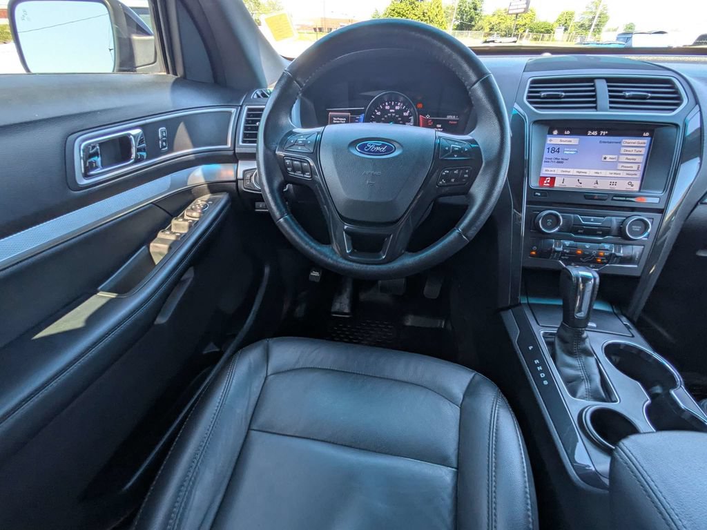 Used 2017 Ford Explorer XLT w/ Equipment Group 202A FWD image 15