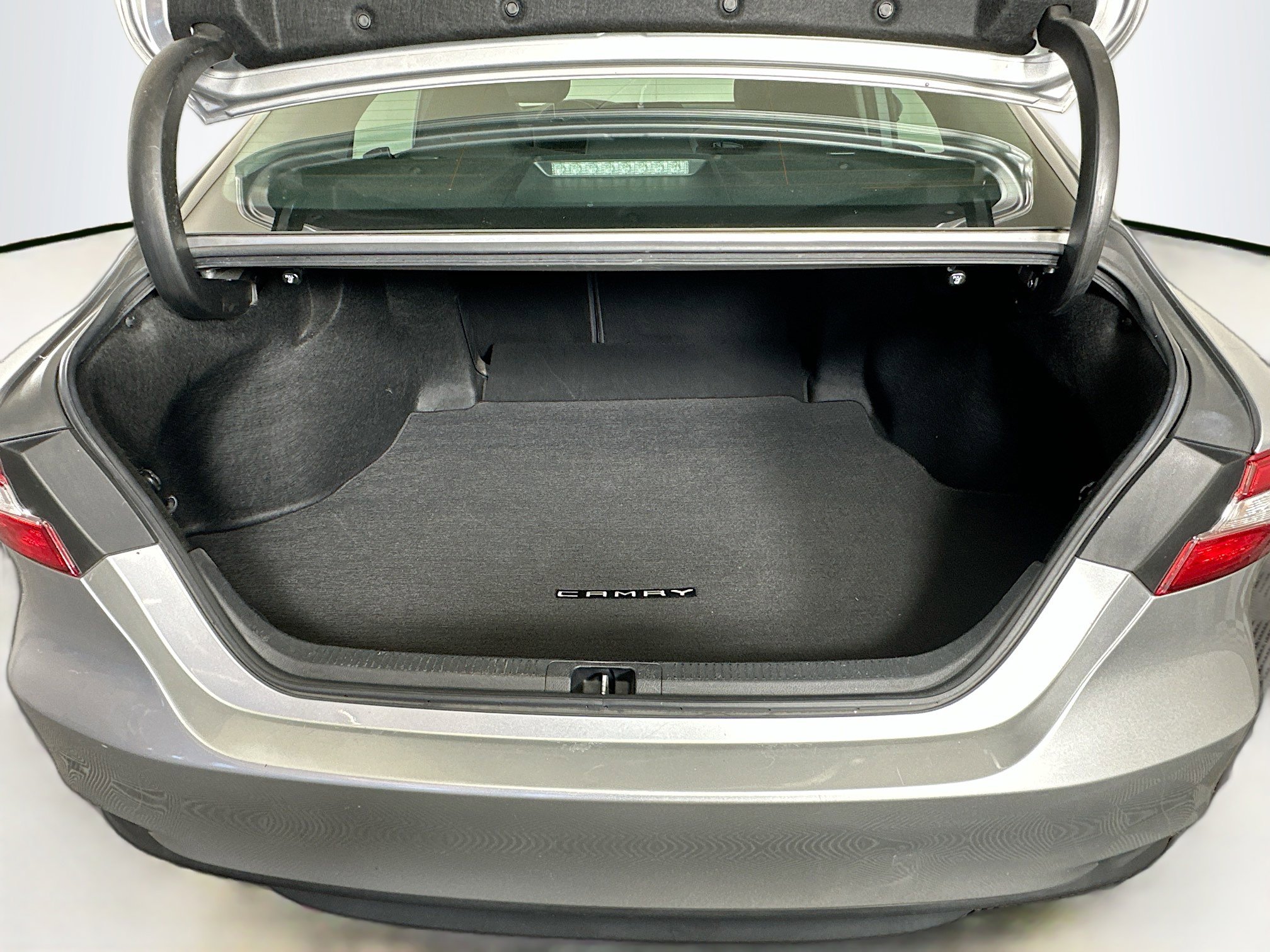 Used 2019 Toyota Camry LE image 27