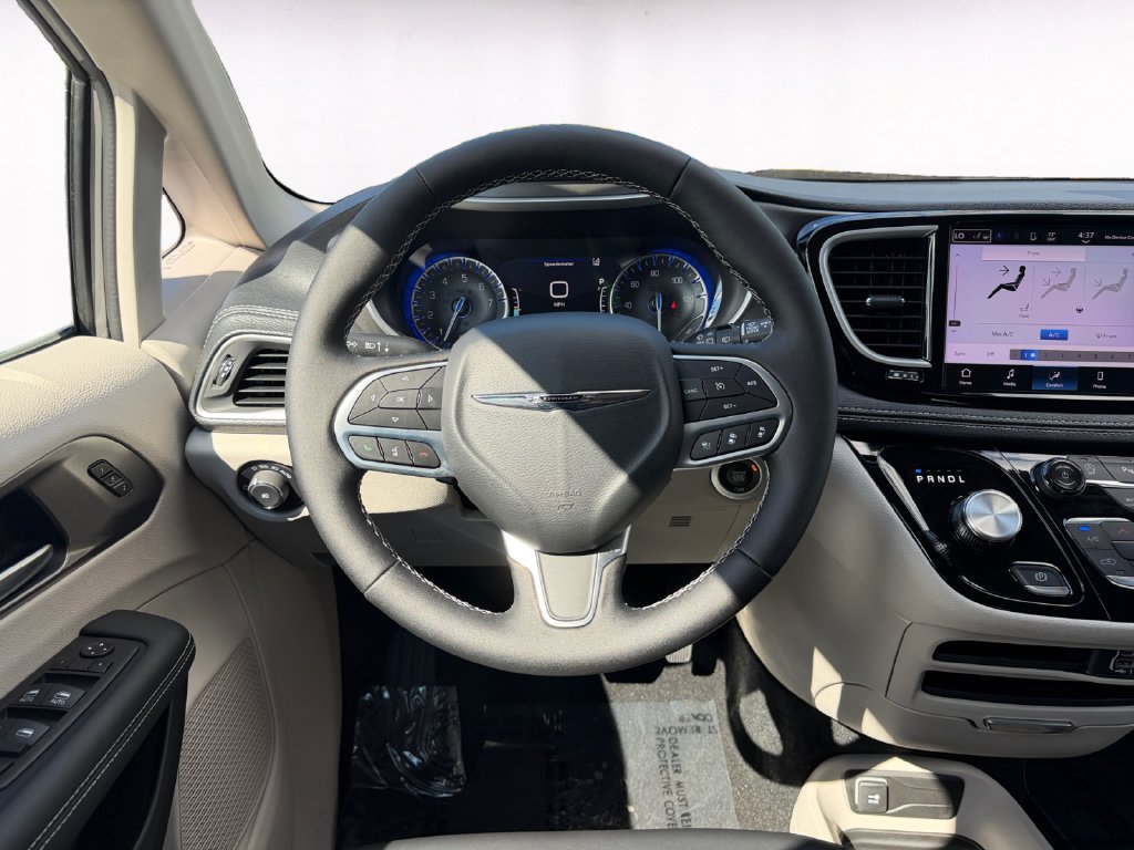 Used 2024 Chrysler Pacifica Touring-L FWD image 12