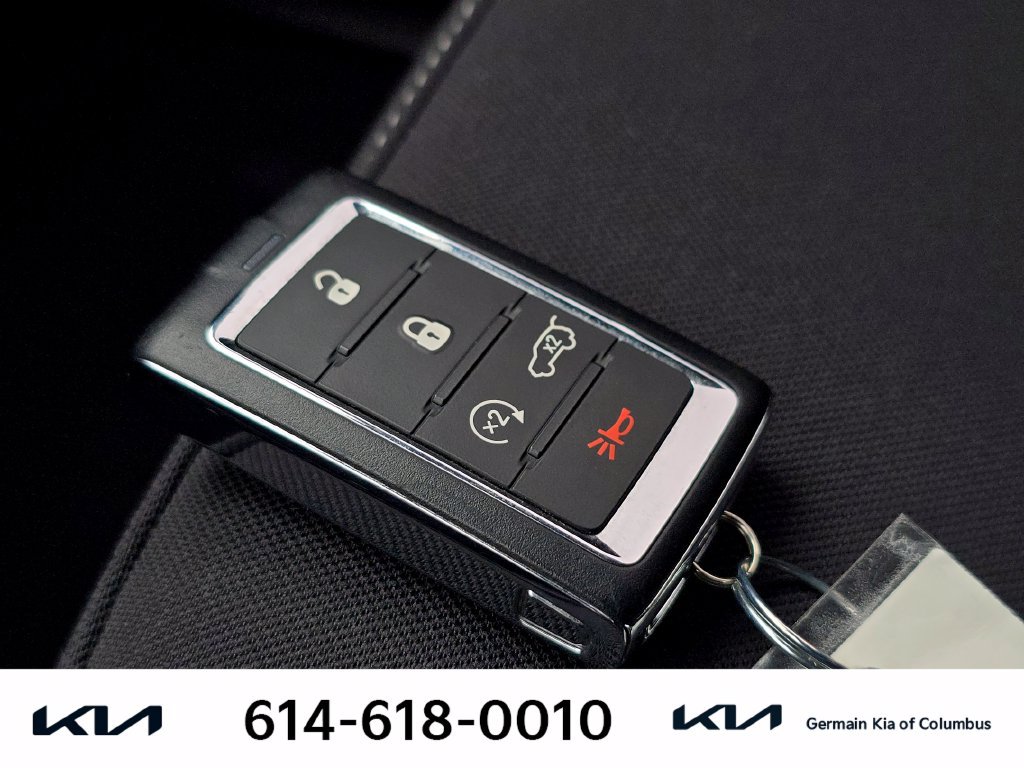 Used 2023 Jeep Grand Cherokee Laredo w/ Luxury Tech Group I AWD/4WD image 33