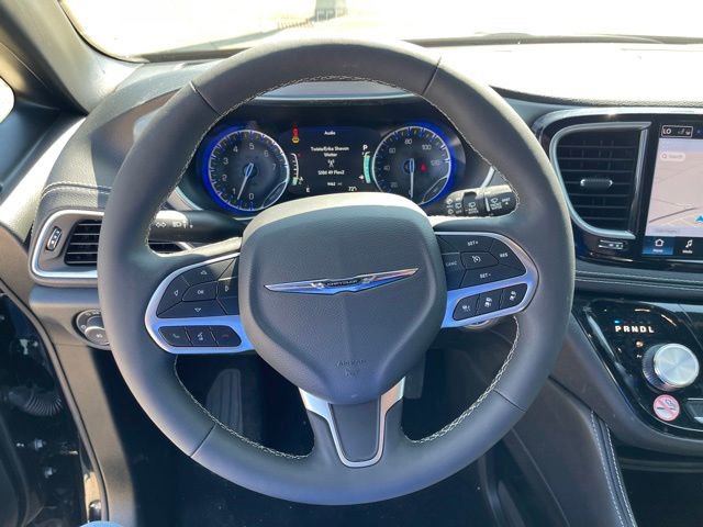 Used 2026 Chrysler Pacifica Limited FWD image 14