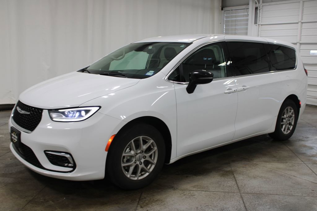 Used 2024 Chrysler Pacifica Touring-L image 4