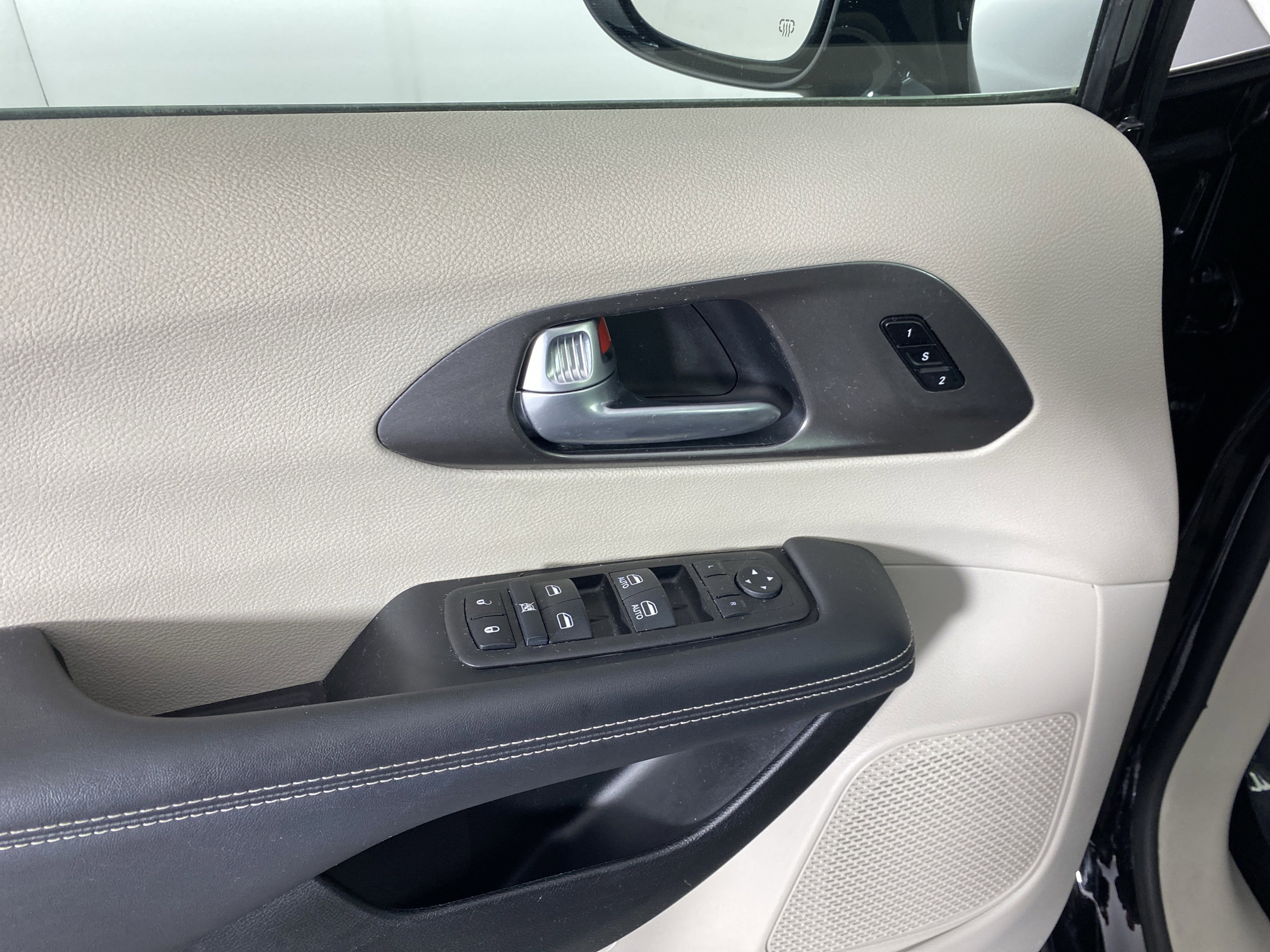 Used 2024 Chrysler Pacifica Touring-L image 14