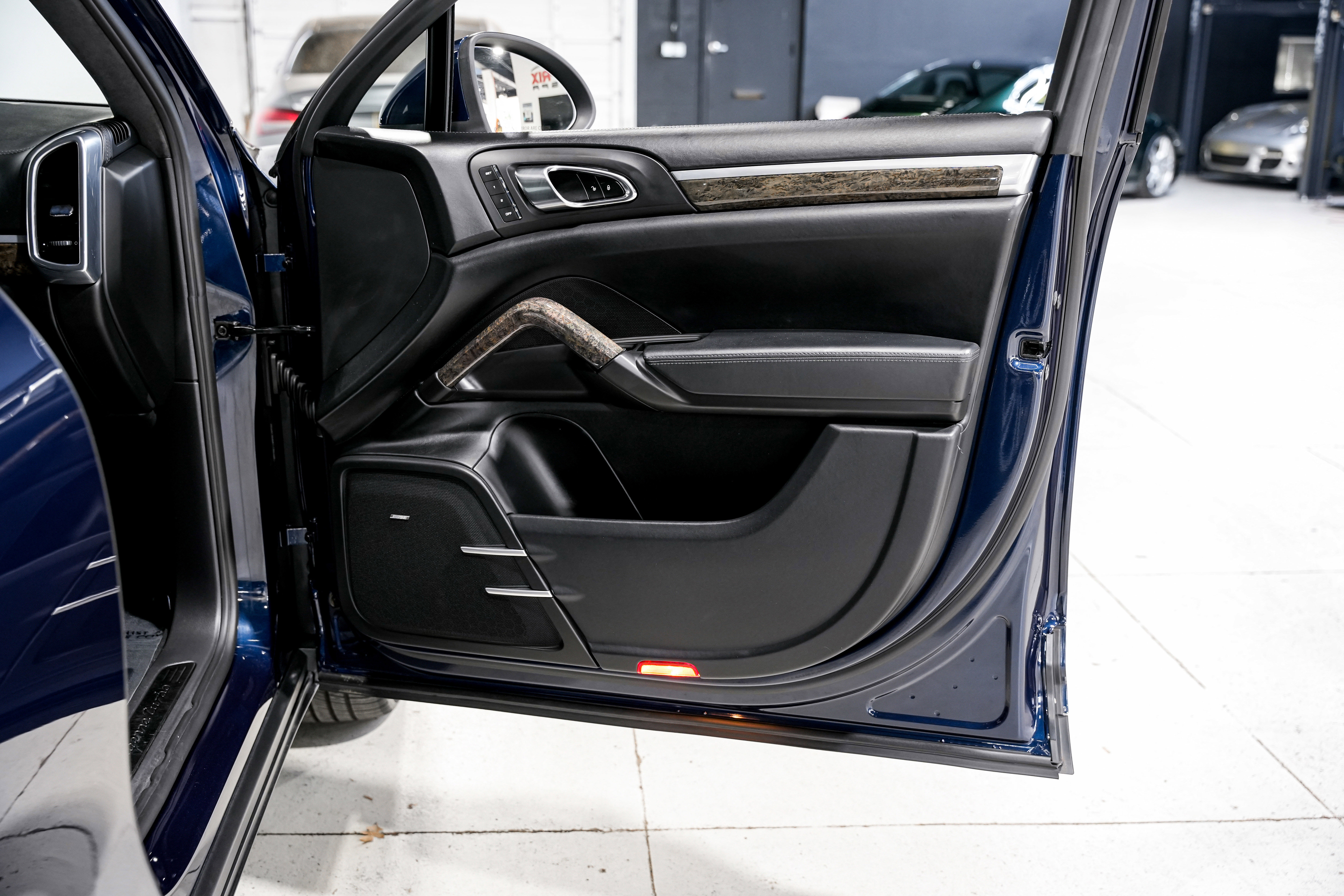 Used 2012 Porsche Cayenne Turbo image 23