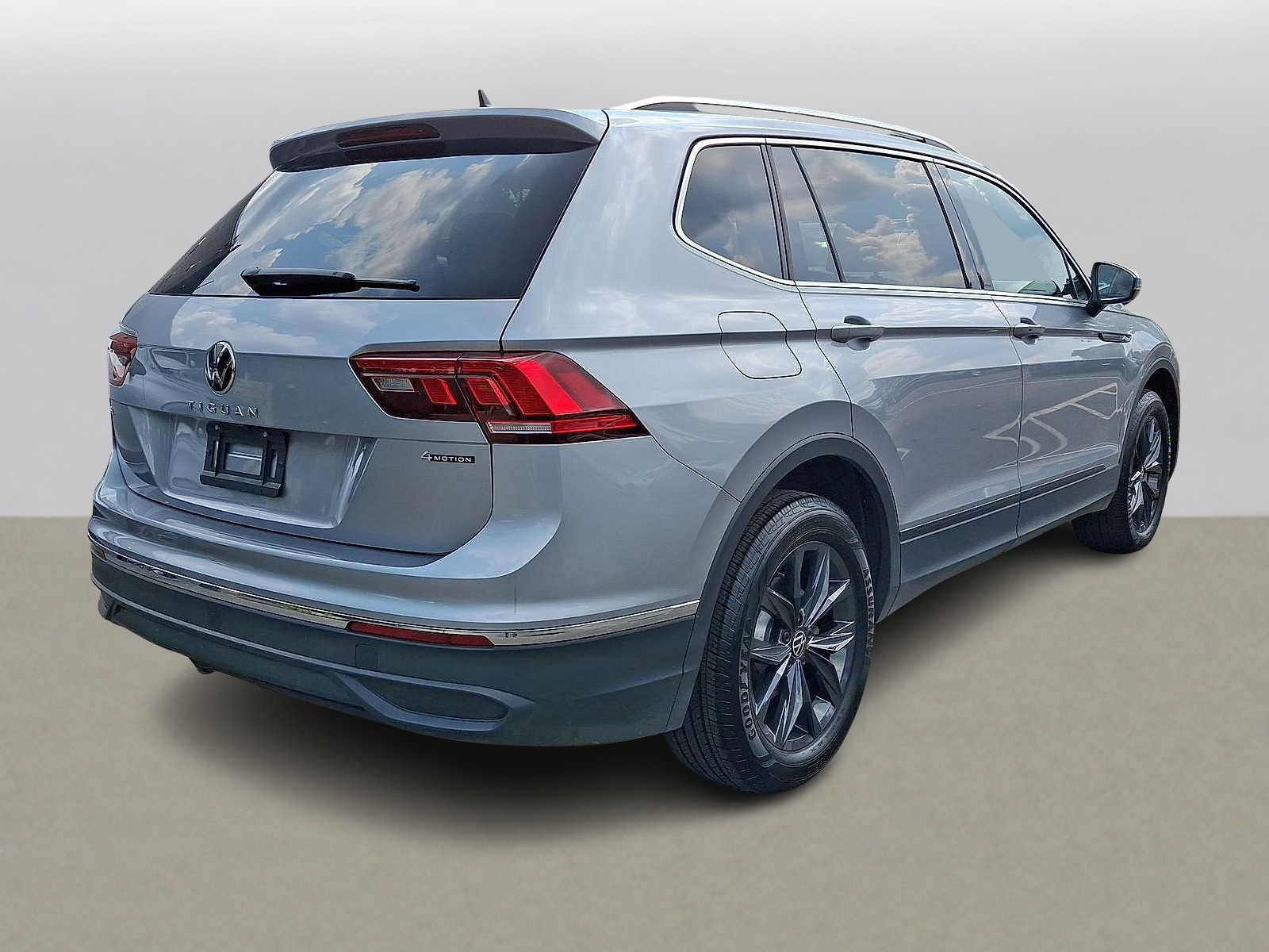 Used 2024 Volkswagen Tiguan SE w/ Panoramic Sunroof Package AWD/4WD image 31