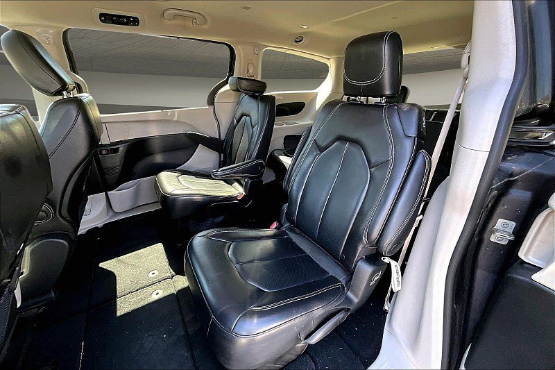 Used 2023 Chrysler Pacifica Touring-L image 24