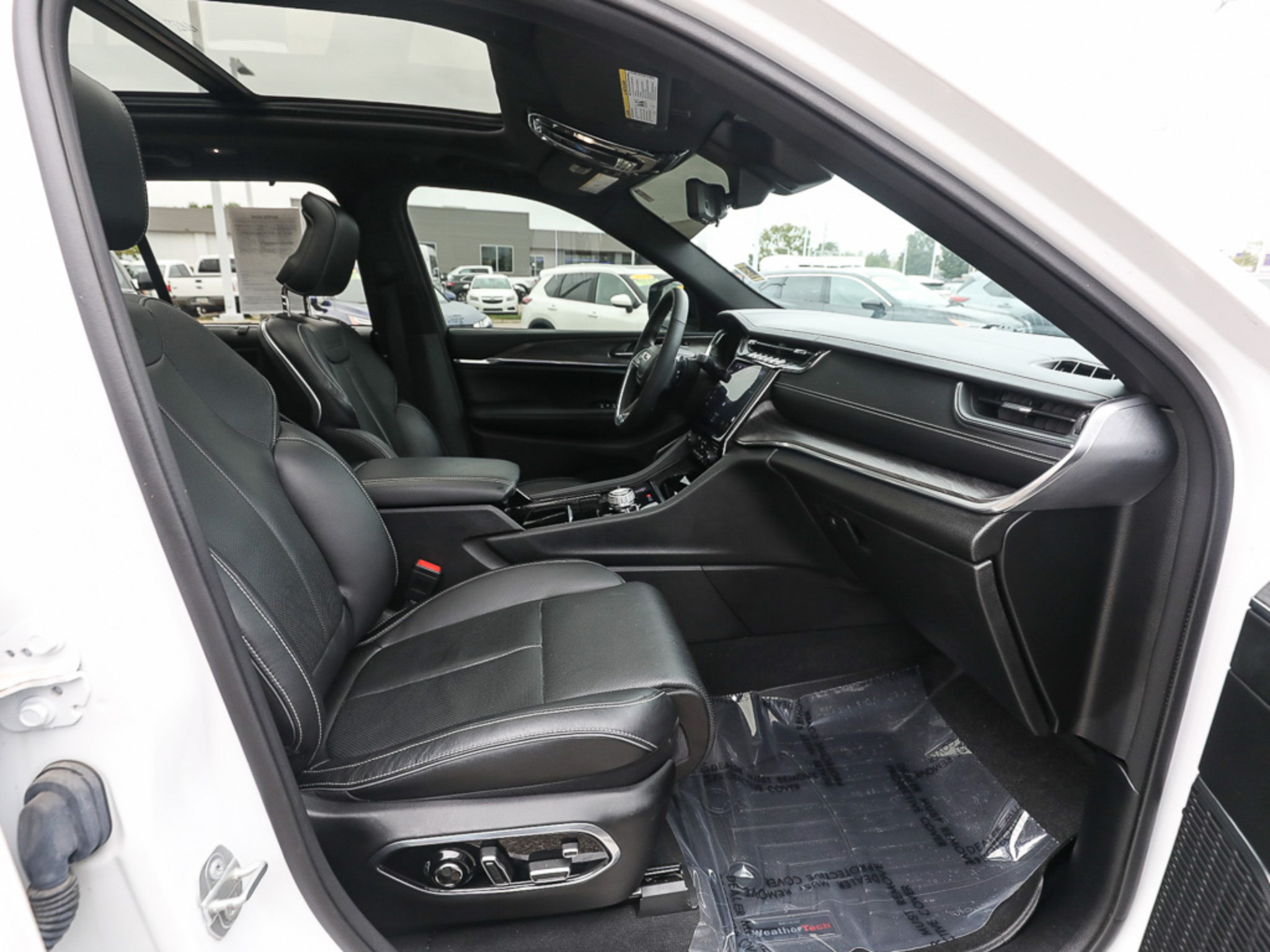 Used 2023 Jeep Grand Cherokee Overland w/ Luxury Tech Group IV AWD/4WD image 22