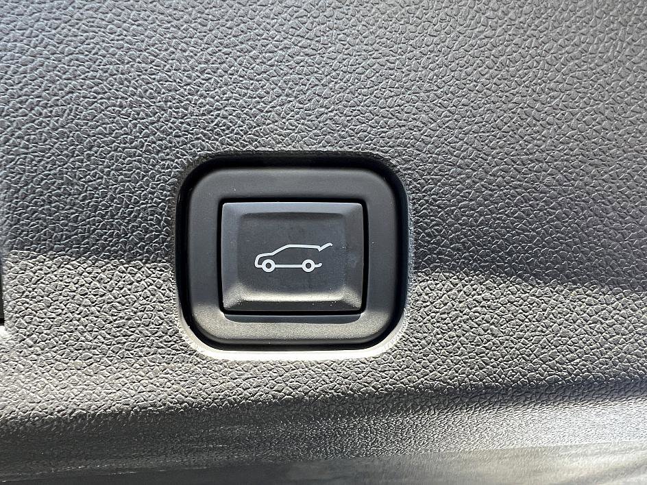 Used 2024 GMC Acadia AT4 image 32