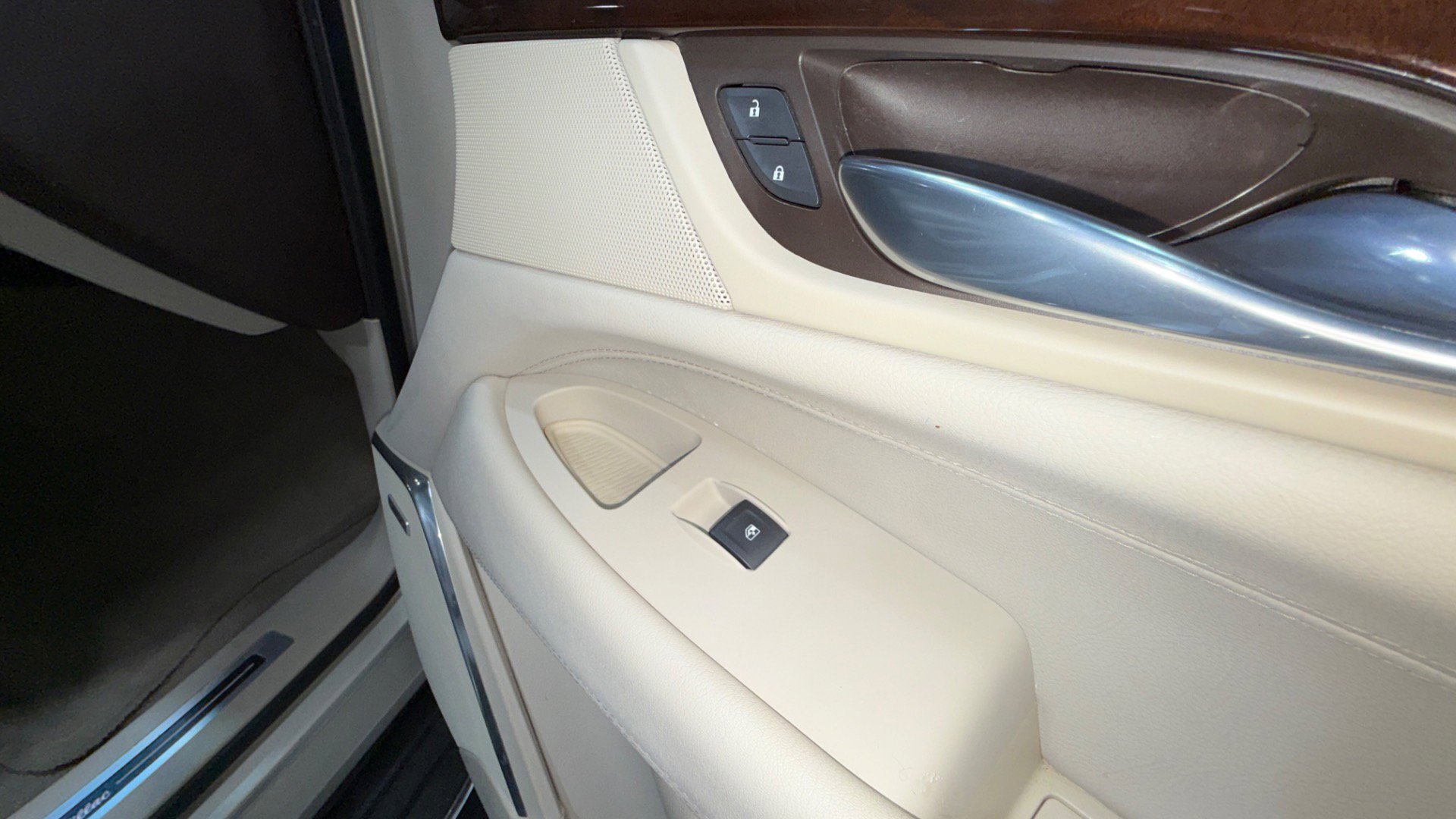 Used 2015 Cadillac Escalade Luxury image 76