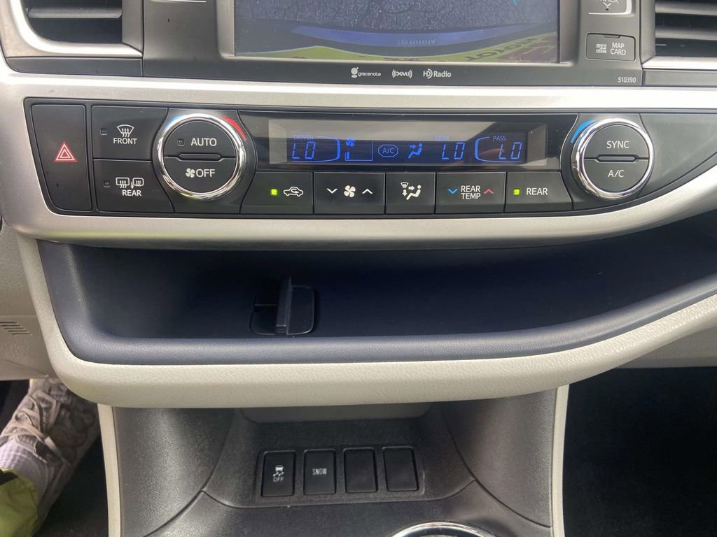 Used 2019 Toyota Highlander XLE image 26