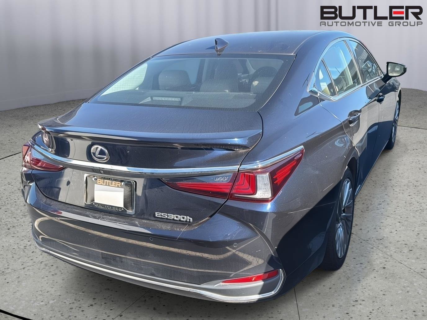 Used 2020 Lexus ES 300h Ultra Luxury w/ Accessory Package 2 FWD image 10