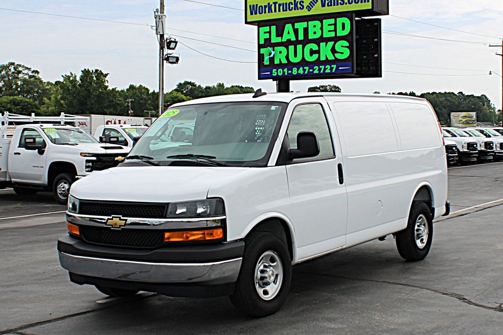Used 2025 Chevrolet Express 2500 w/ Driver Convenience Package RWD image 3
