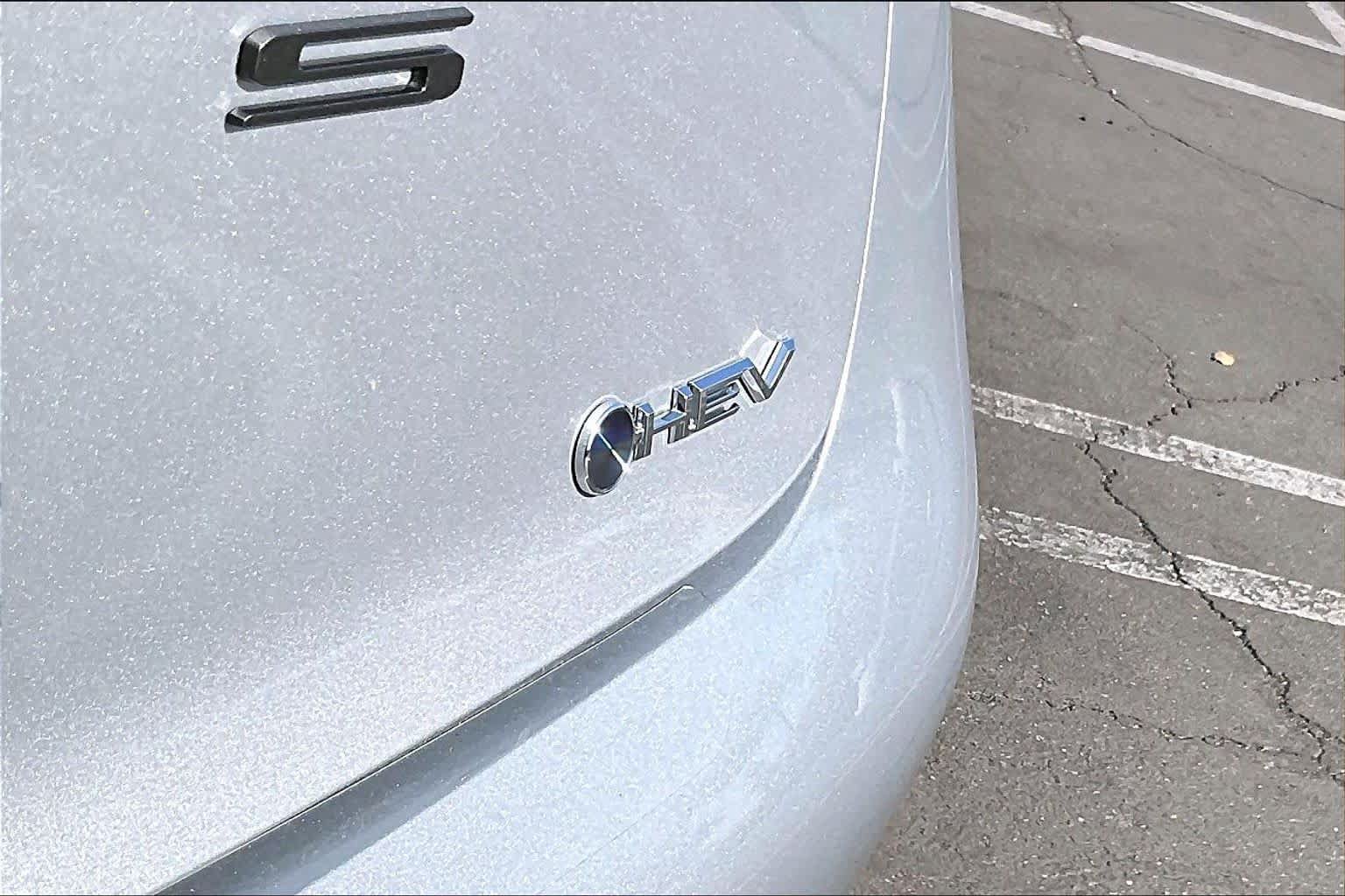 Certified 2025 Toyota Prius LE FWD image 9