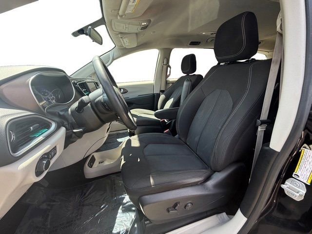Used 2022 Chrysler Voyager LX image 9