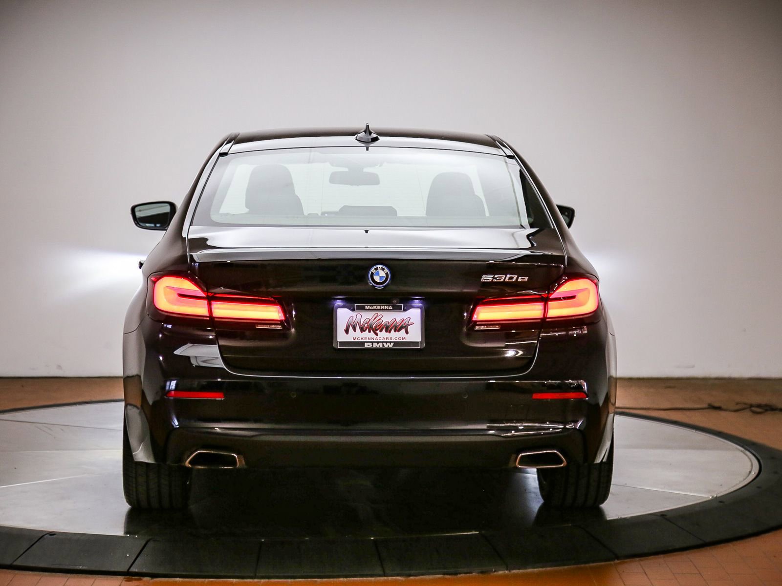 Used 2023 BMW 530e w/ Convenience Package RWD image 3