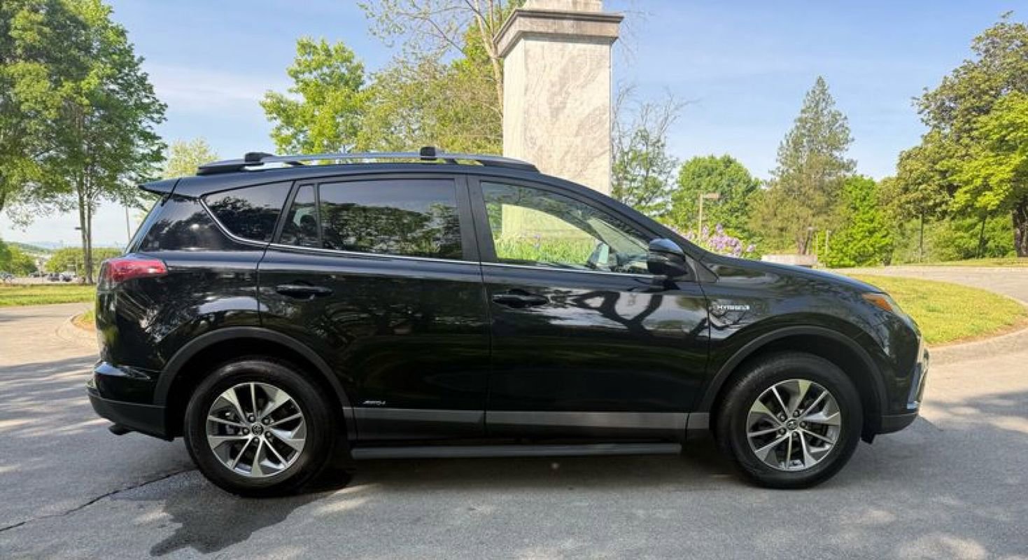 Used 2018 Toyota RAV4 XLE AWD/4WD image 6