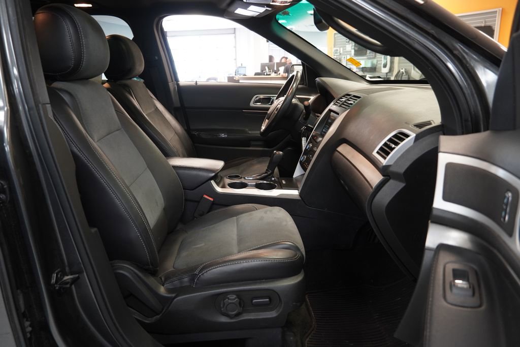 Used 2015 Ford Explorer XLT w/ Equipment Group 202A FWD image 36