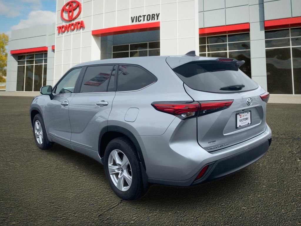 Used 2023 Toyota Highlander LE AWD/4WD image 5