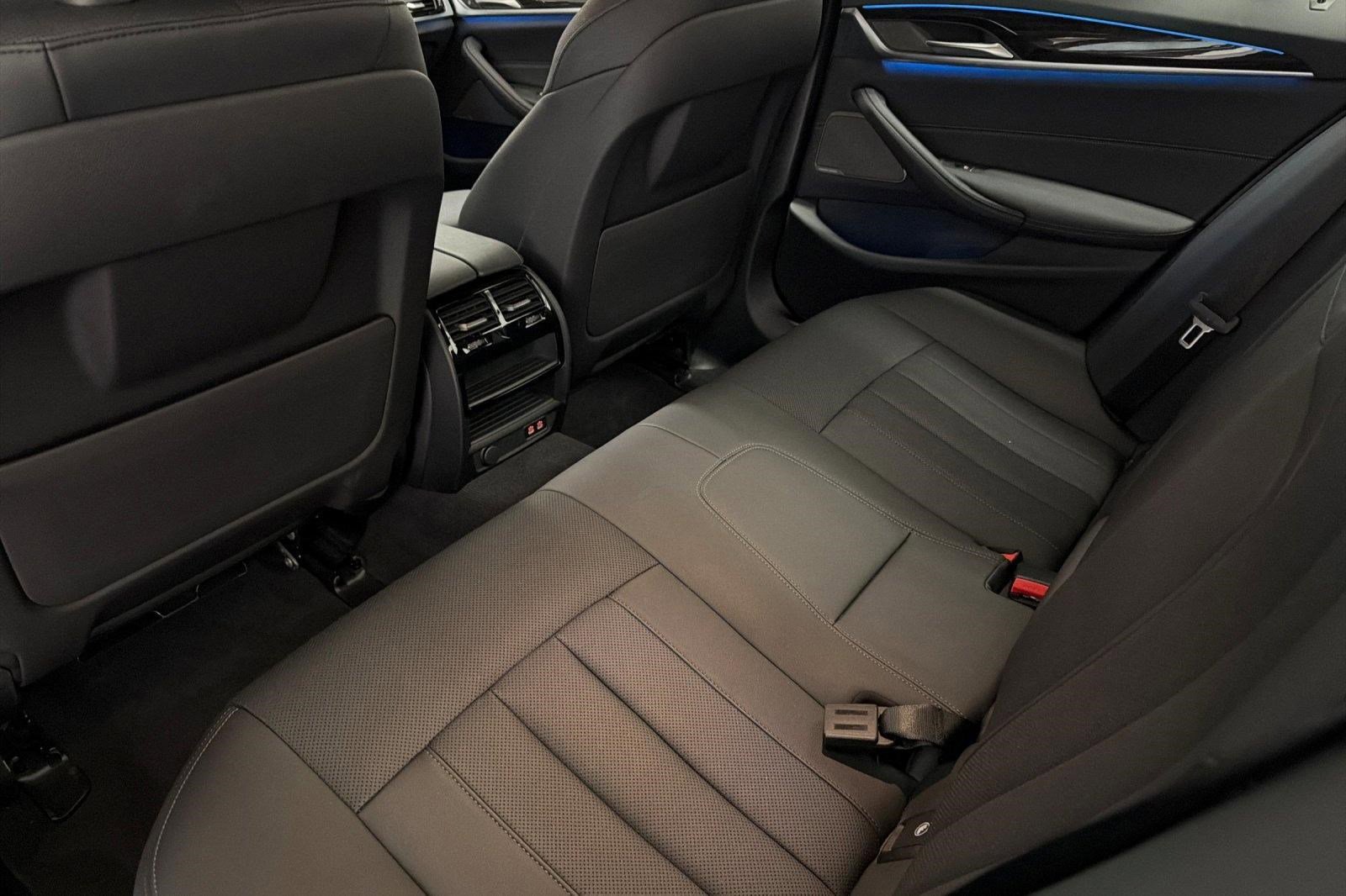 Used 2023 BMW 530e w/ Premium Package image 28