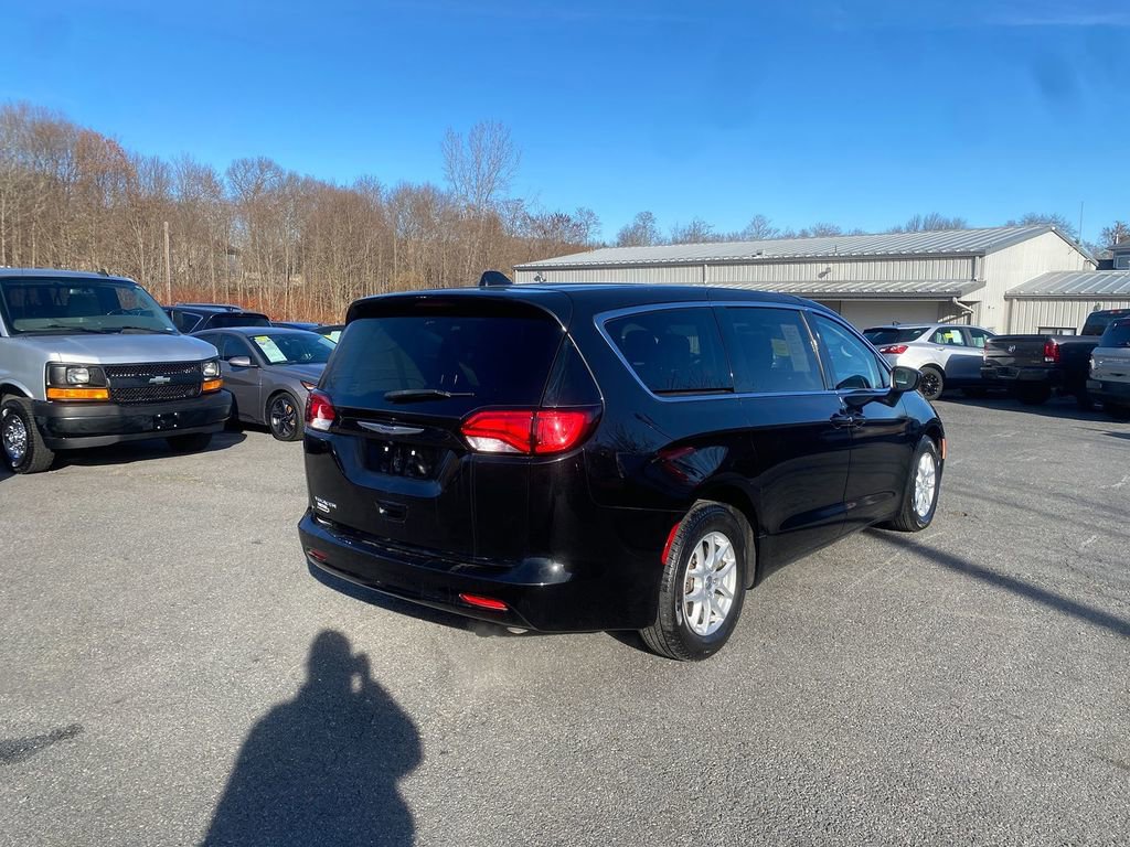 Used 2020 Chrysler Voyager LX image 5