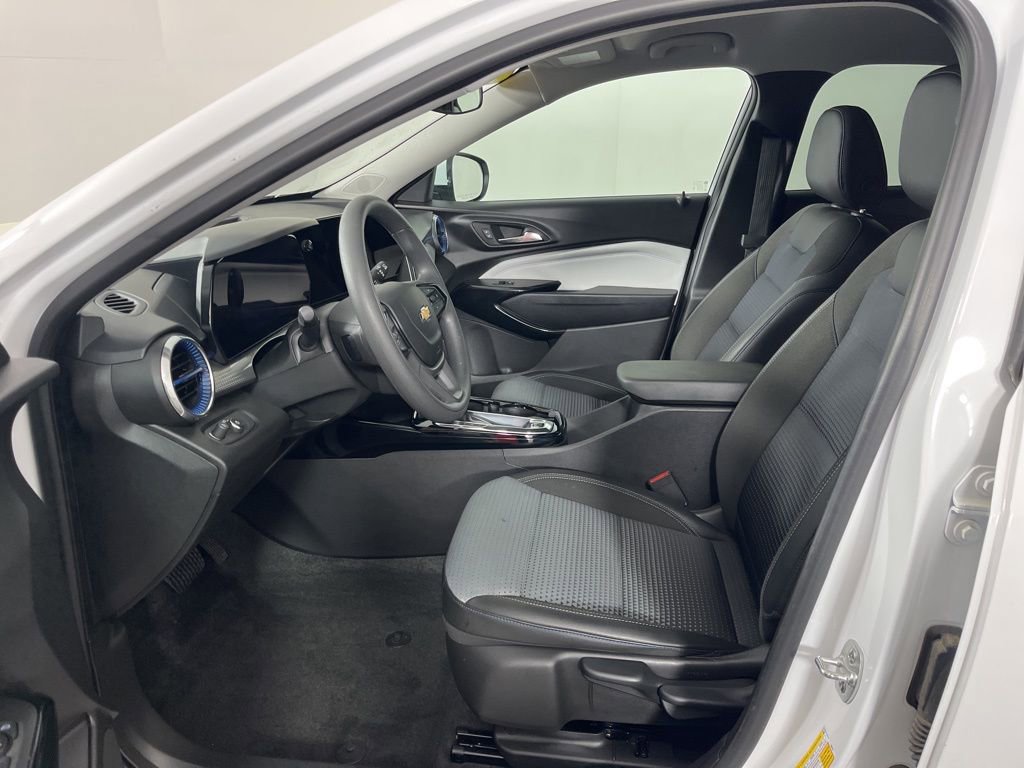 Certified 2025 Chevrolet Trax LT FWD image 21