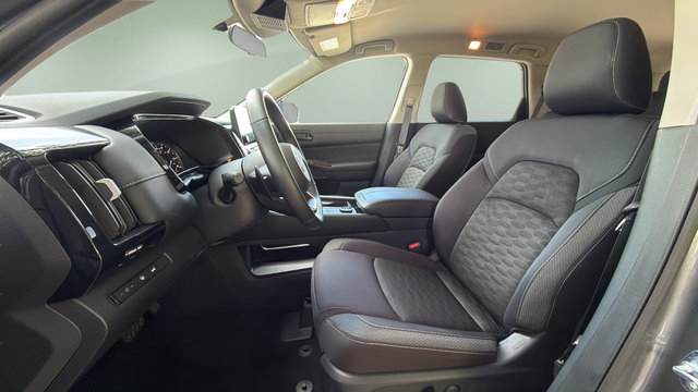 Used 2025 Nissan Pathfinder SV AWD/4WD image 10