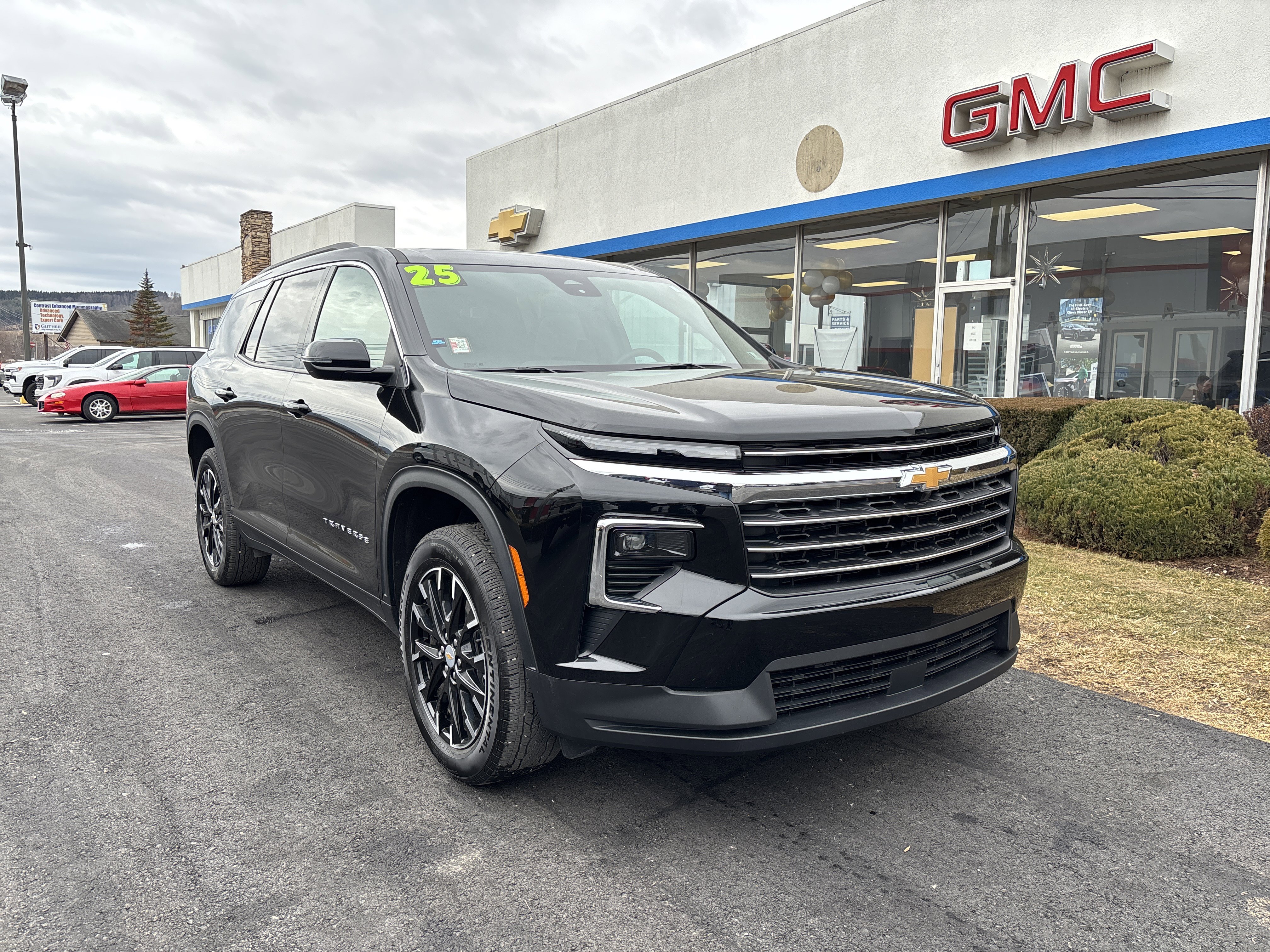 Used 2025 Chevrolet Traverse LT w/ Sun and Wheel Package image 2