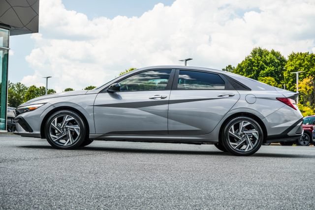 Certified 2025 Hyundai Elantra SEL FWD image 10