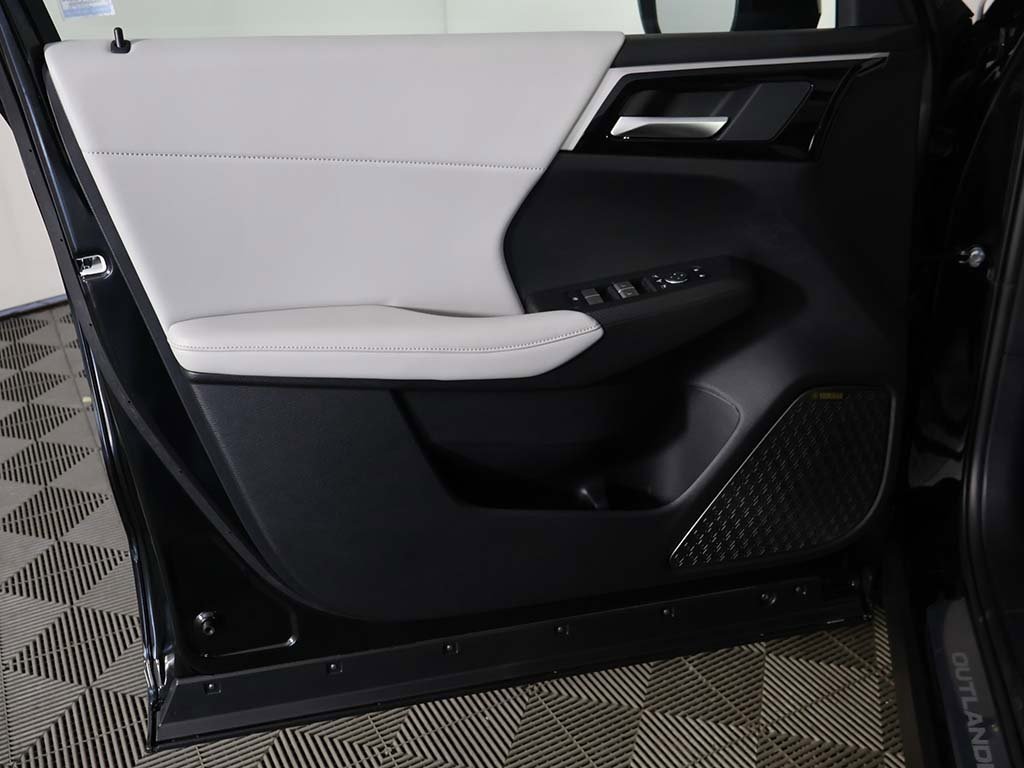 New 2025 Mitsubishi Outlander SE image 26