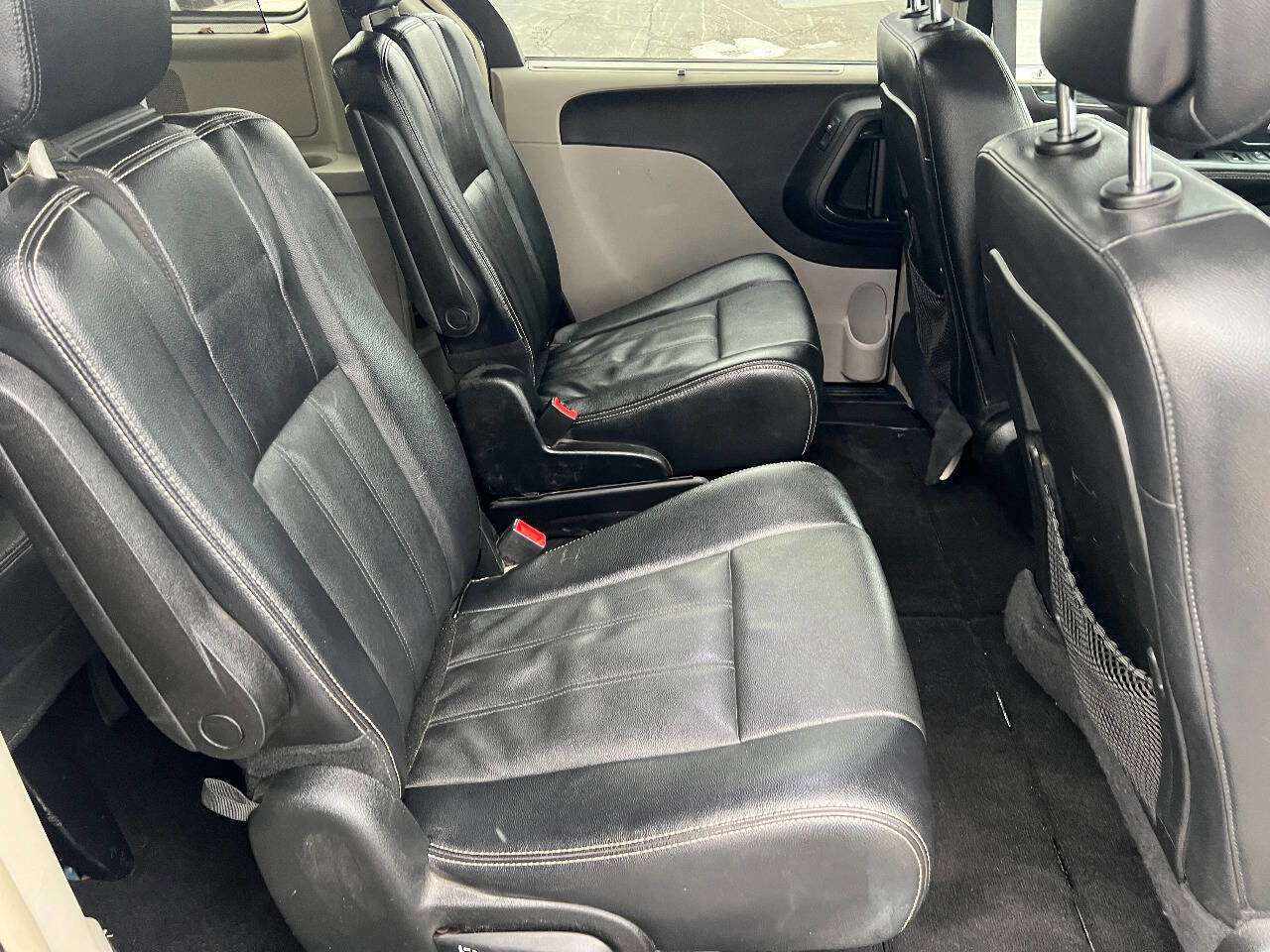 Used 2015 Chrysler Town & Country Touring w/ Driver Convenience Group image 28