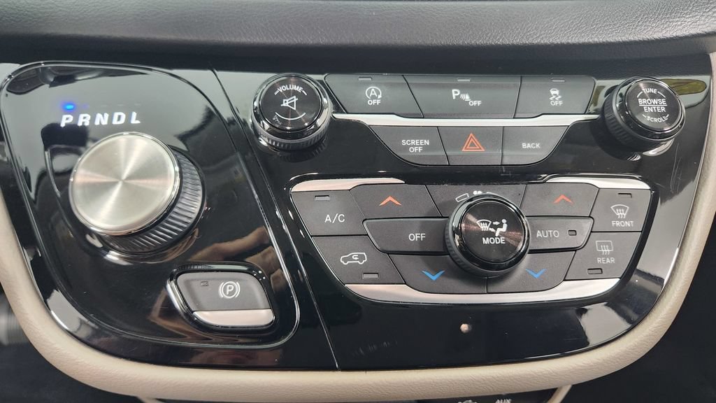 Used 2017 Chrysler Pacifica Touring-L Plus FWD image 32