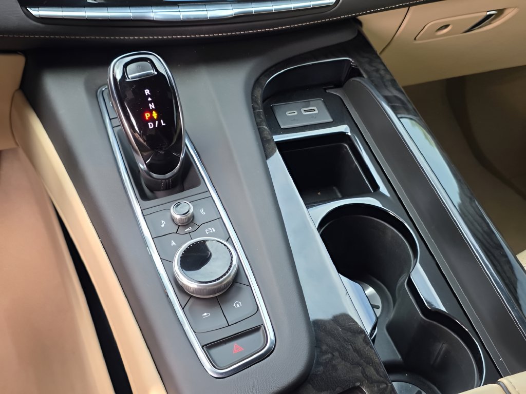 Used 2024 Cadillac Escalade Premium Luxury w/ Performance Package AWD/4WD image 18