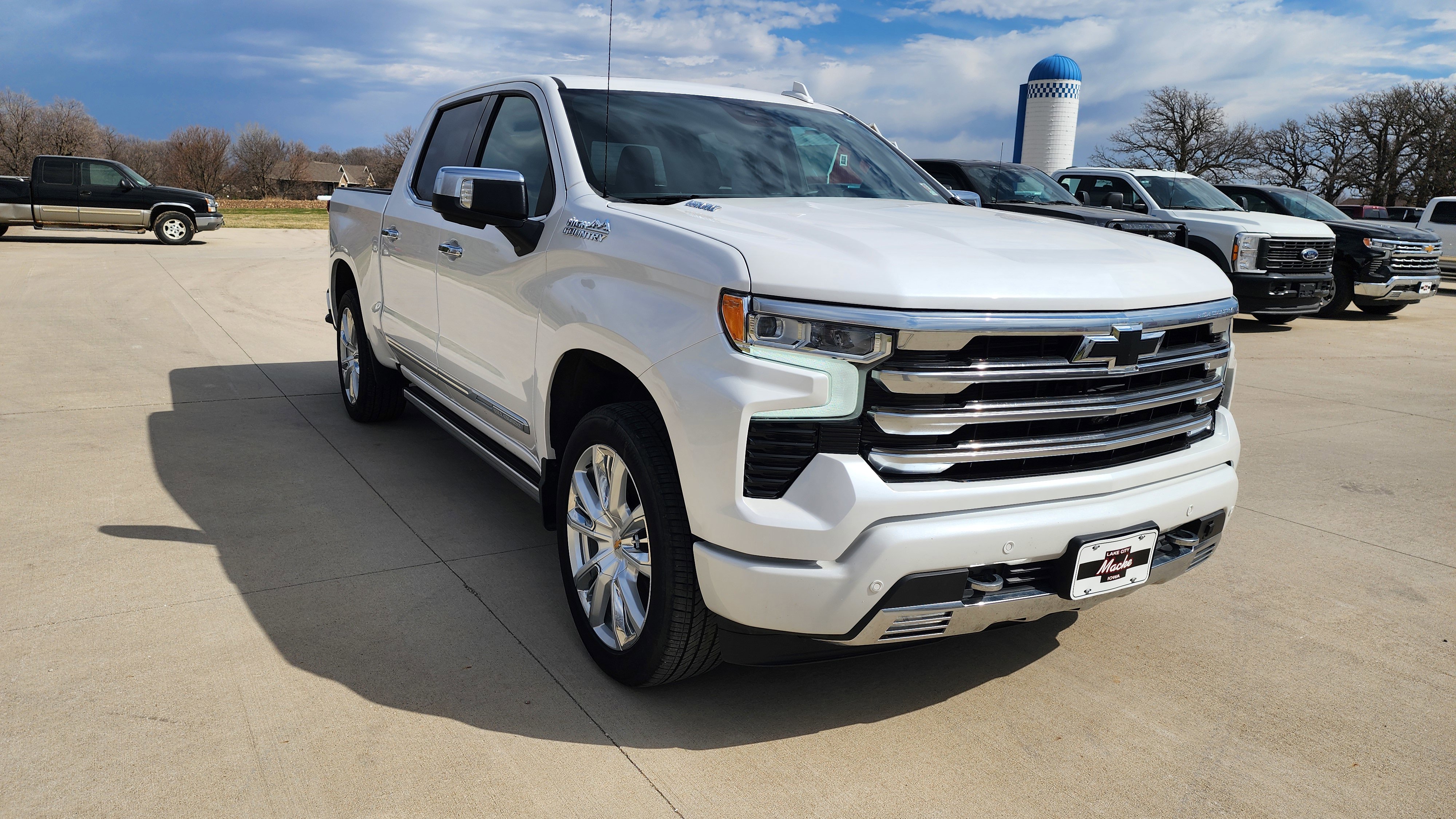 Used 2025 Chevrolet Silverado 1500 High Country w/ Technology Package image 3